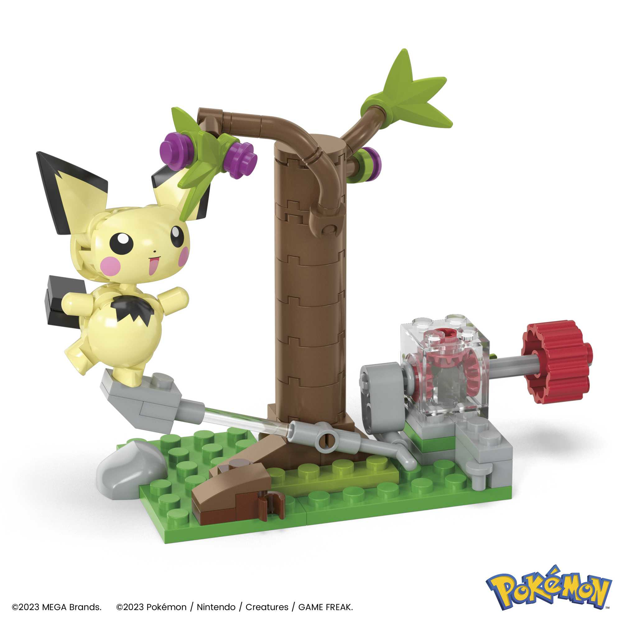 Una figura gialla di Pikachu salta. Fa parte di un set Lego con un albero, una macchina e una base verde.