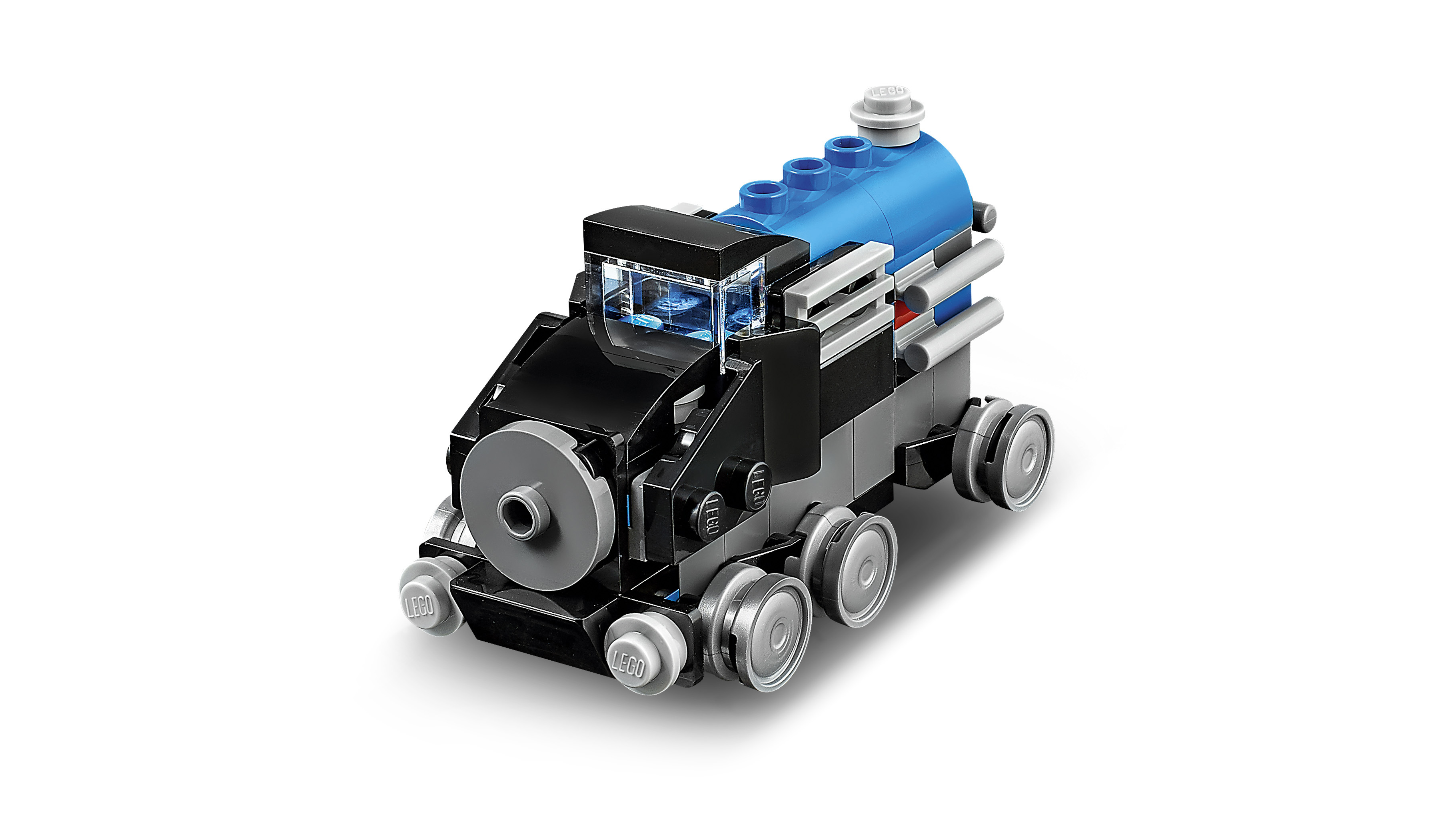 Un modello di treno Lego. Ha un frontale nero, un serbatoio blu, dettagli grigi e ruote. È su sfondo bianco.