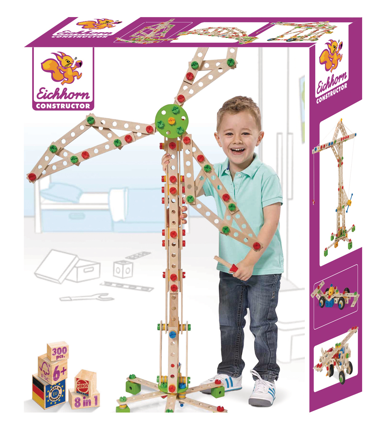 Uśmiechnięty chłopiec stoi obok drewnianego zestawu konstrukcyjnego. Zestaw zawiera dźwig. Opakowanie pokazuje inne modele. Widoczne są kostki z numerami i flagami.
