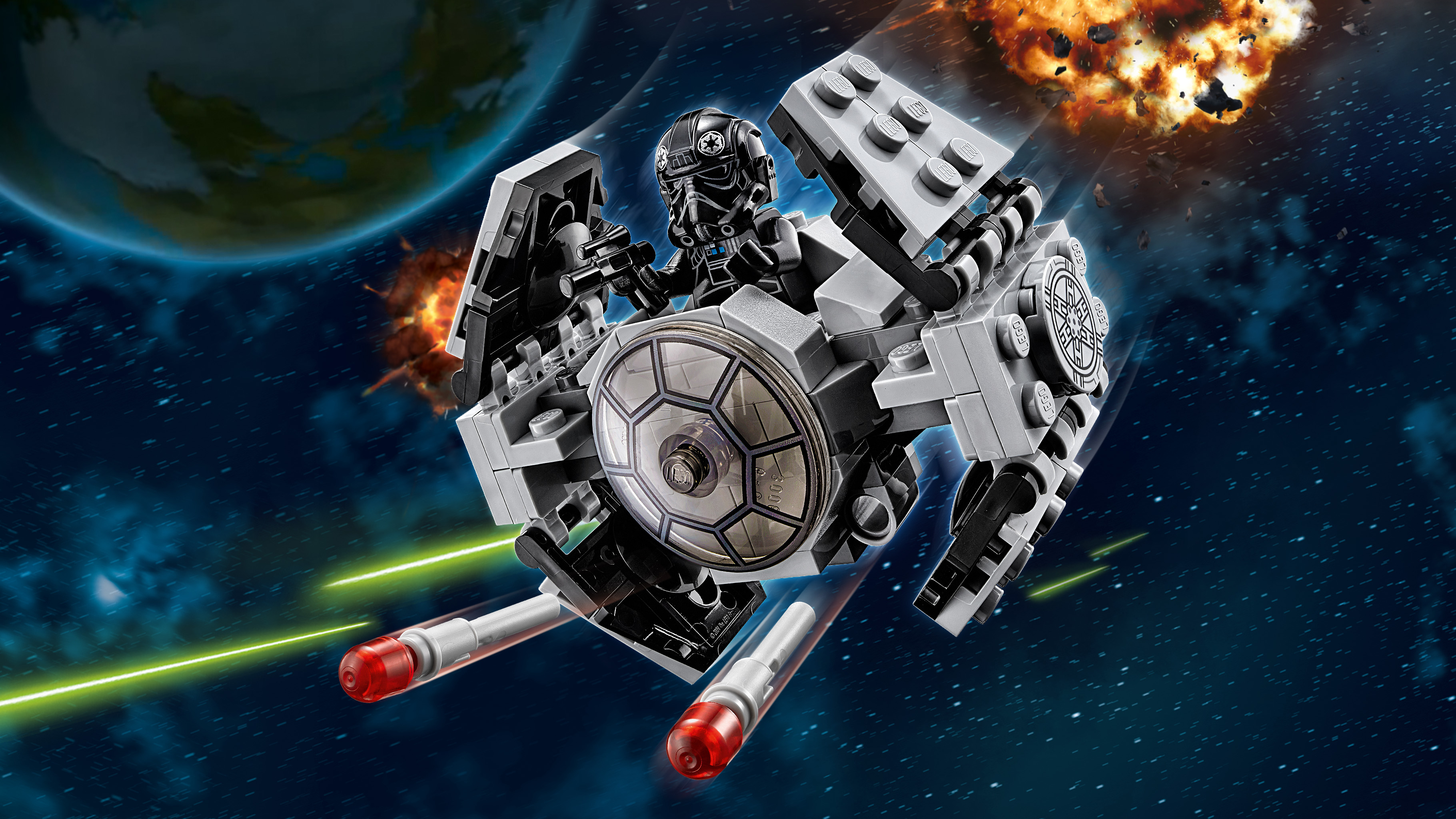Caccia TIE Lego Star Wars nello spazio, con esplosioni. Pilota nell'abitacolo, che spara laser. Pianeta sullo sfondo.