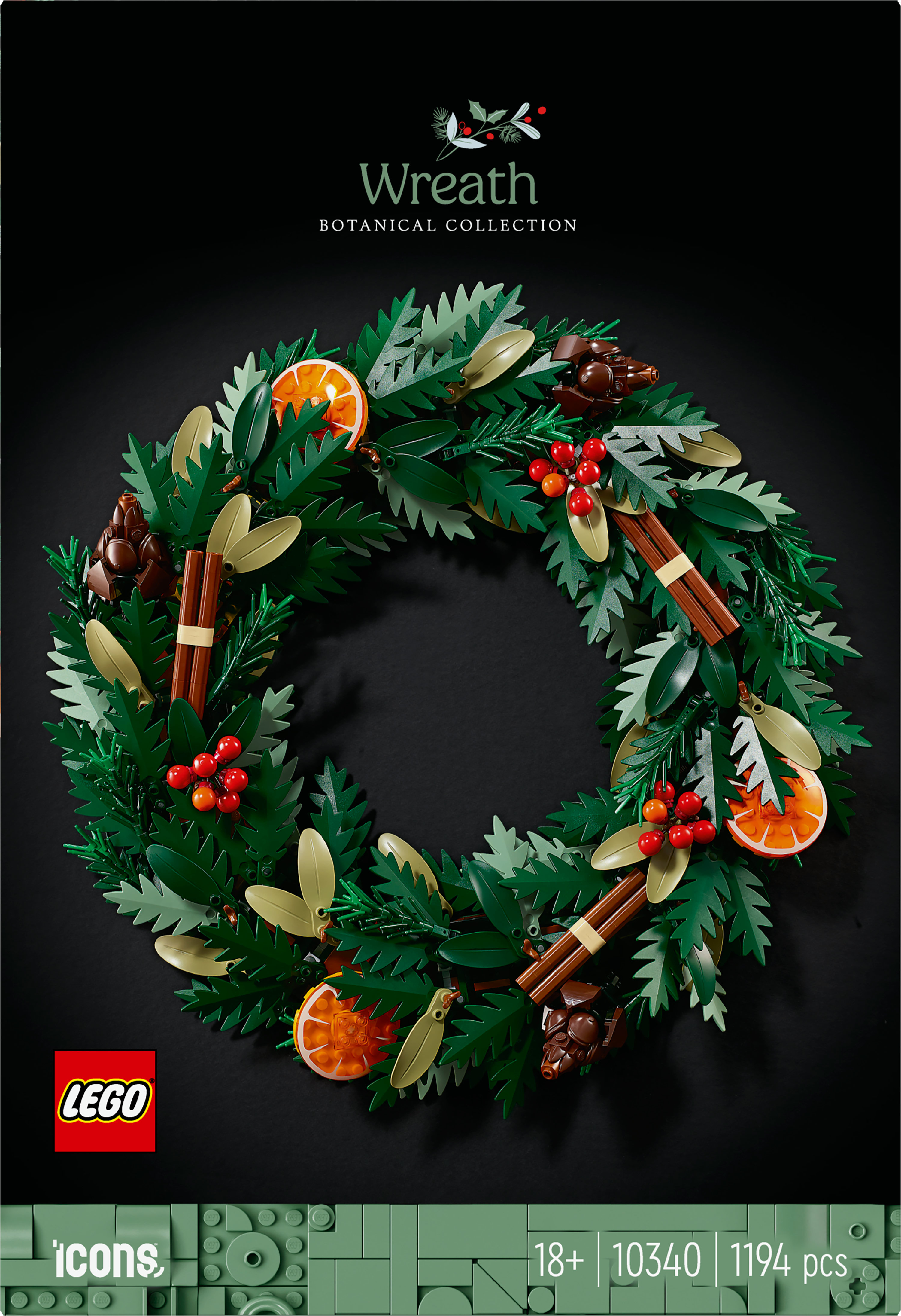 Een LEGO-krans met groene bladeren, sinaasappelschijfjes, kaneelstokjes en rode bessen. De achtergrond is zwart.