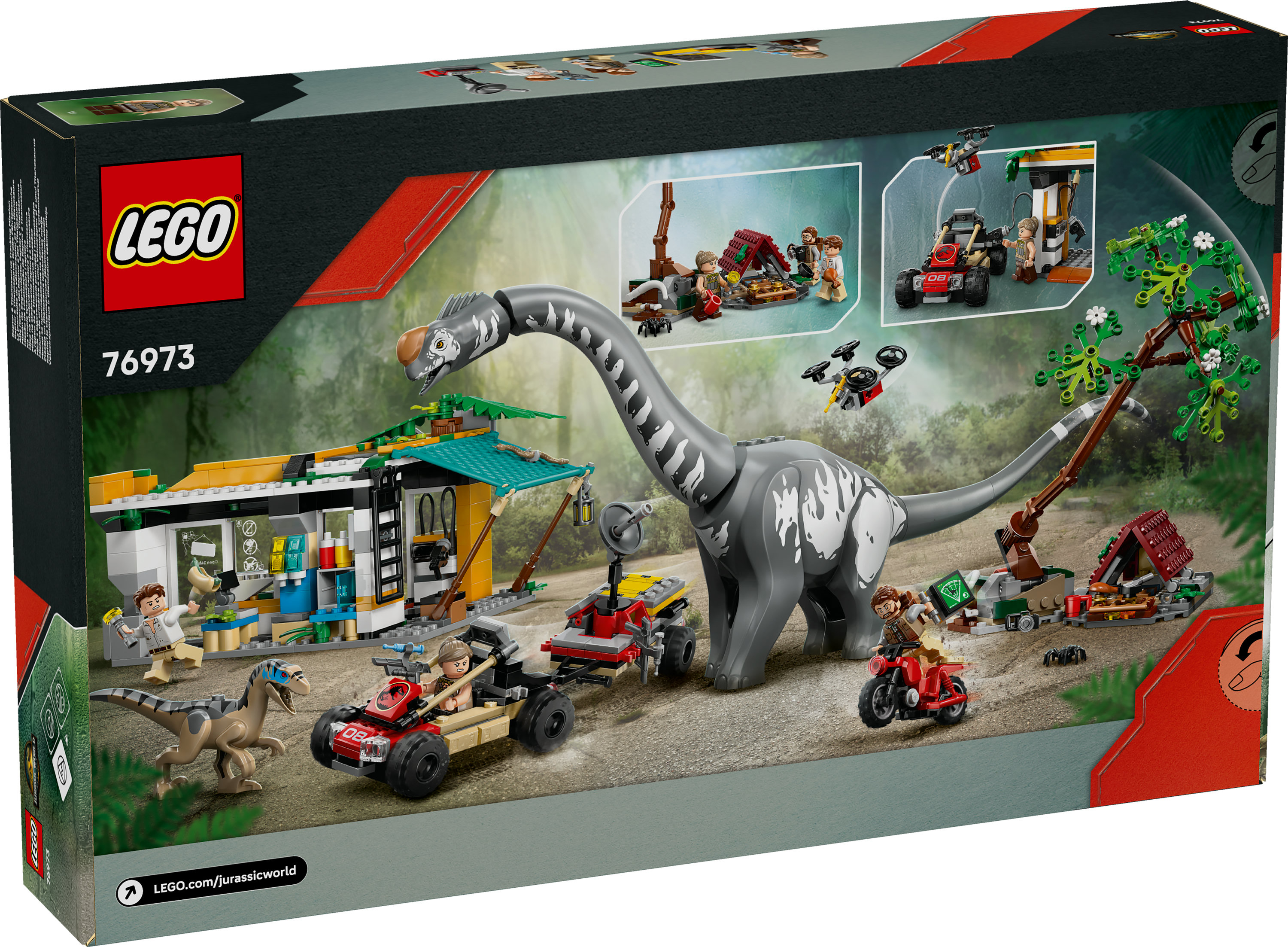 Pudełko zestawu LEGO Jurassic World. Zawiera dużego dinozaura, pojazdy, budynki i minifigurki. Tłem jest scena leśna.