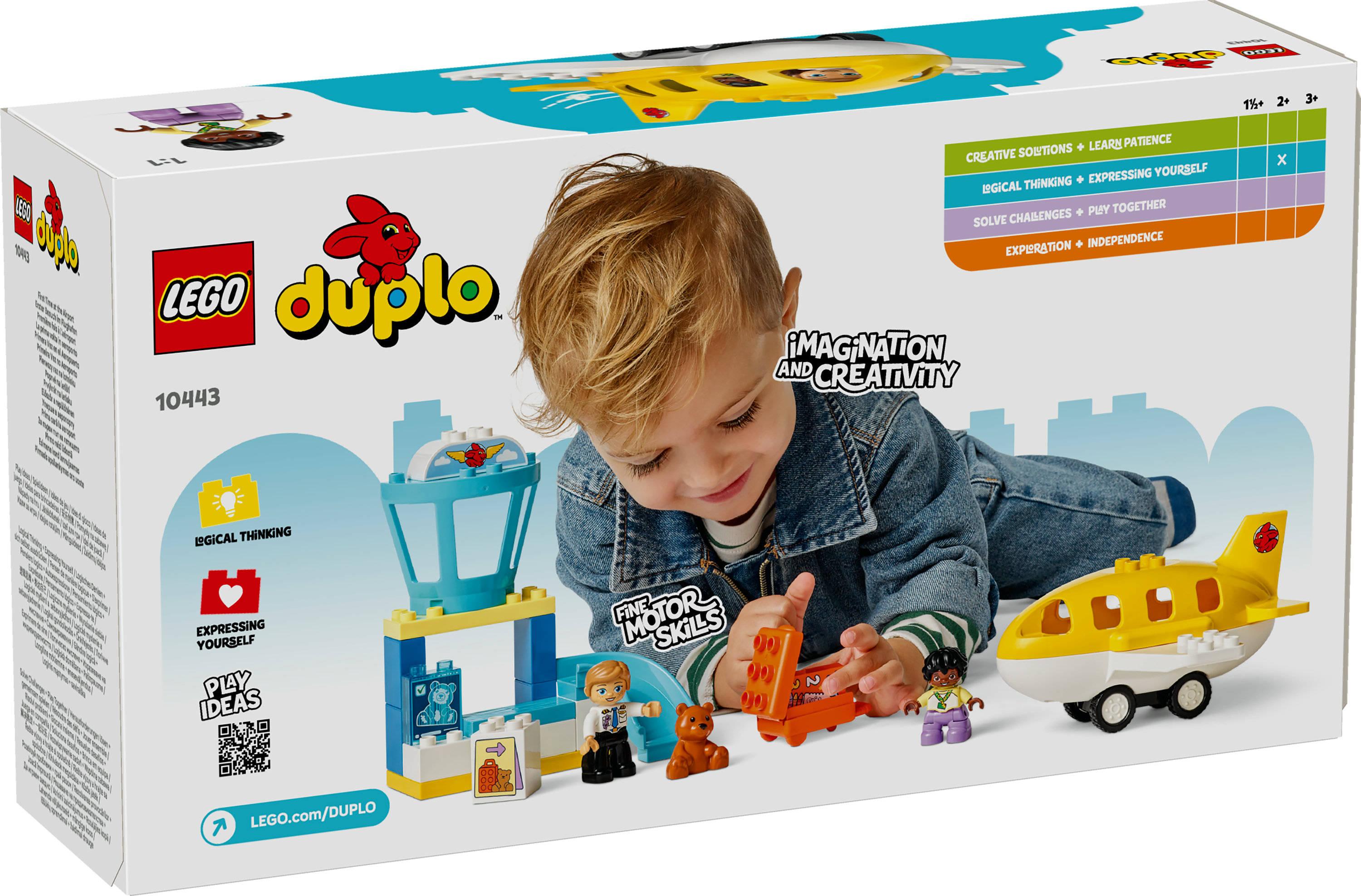Dziecko patrzy na zestaw lotniska Lego Duplo. Zestaw zawiera żółty samolot i figurki.