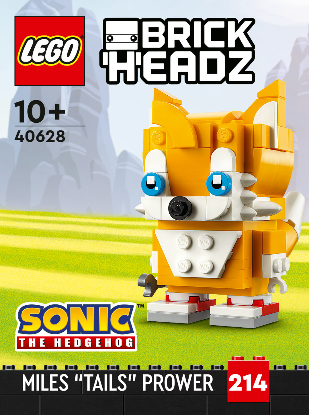 Eine Lego BrickHeadz Figur von Miles "Tails" Prower. Sie ist orange und weiß, mit blauen Augen. Der Hintergrund ist grün und hat das Sonic-Logo.