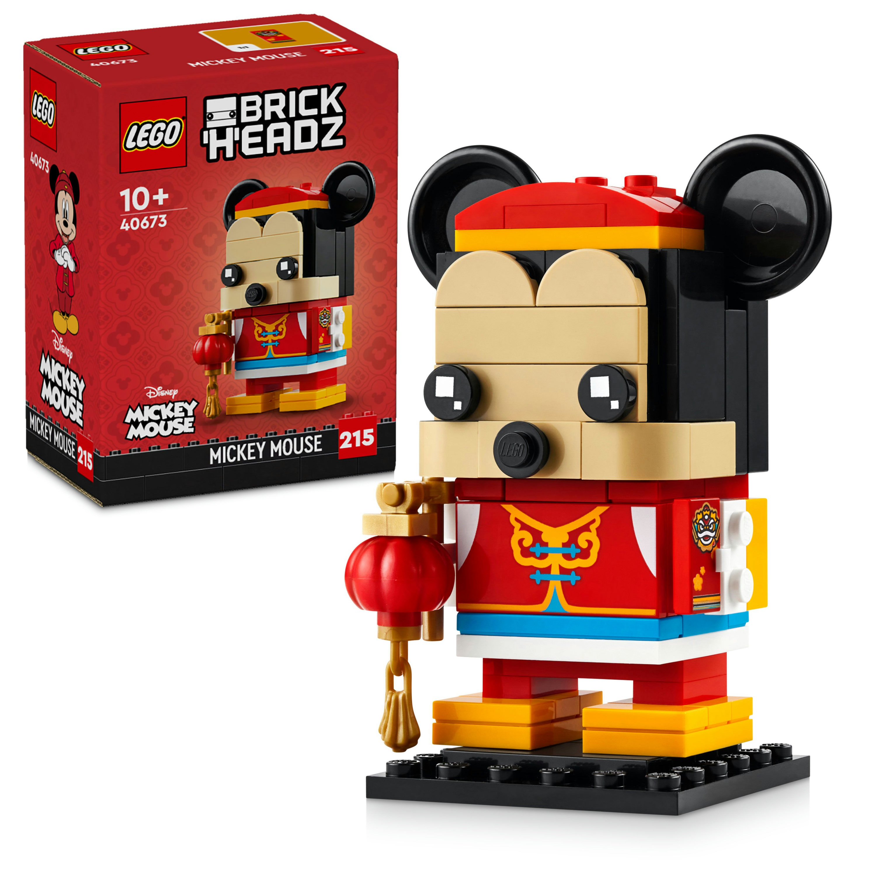 Lego Mickey Mouse BrickHeadz. Mickey in roter und gelber Kleidung, Laterne haltend. Kiste im Hintergrund.