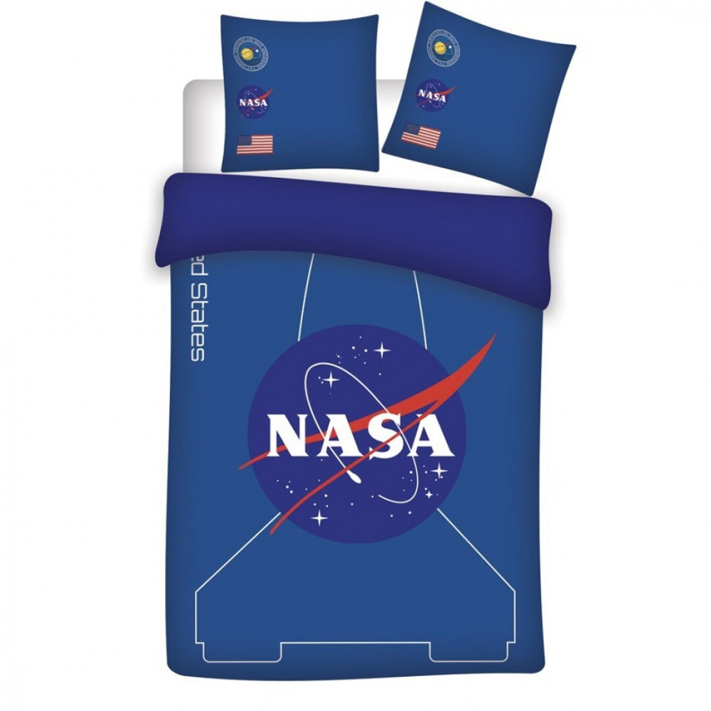 Blaues NASA-Bettwäsche-Set. Das Set umfasst einen Bettbezug und zwei Kissenbezüge mit dem NASA-Logo und der amerikanischen Flagge.