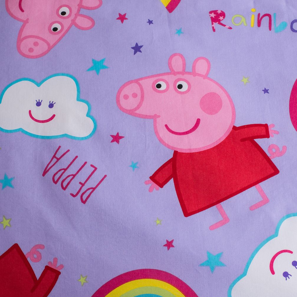 Ein lila Hintergrund mit Peppa Wutz und anderen Cartoon-Elementen wie Wolken, Sternen und Regenbogen.