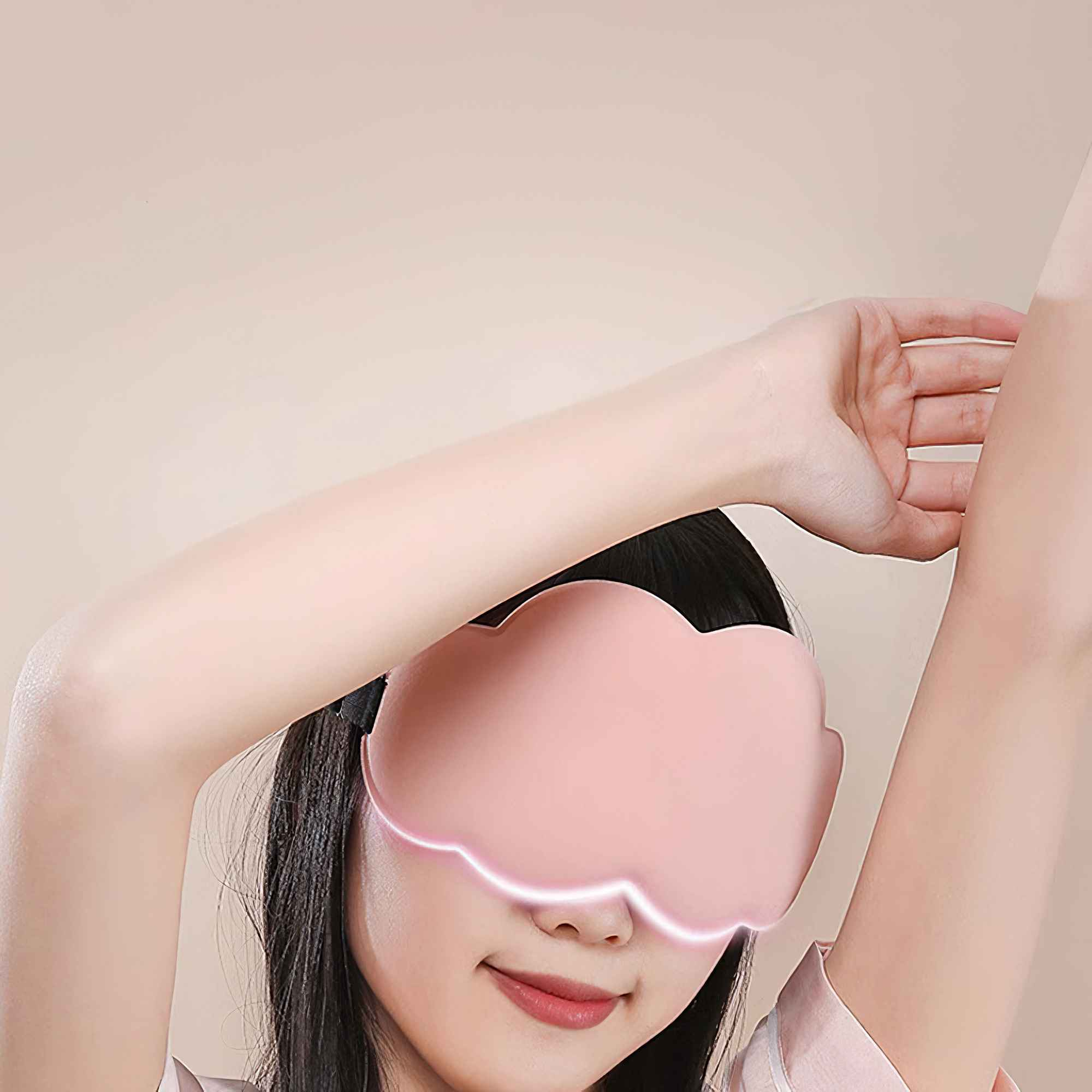 Person mit rosa Augenmaske, Arme erhoben. Maske mit leuchtender Umrandung. Beigefarbener Hintergrund mit weicher Beleuchtung.