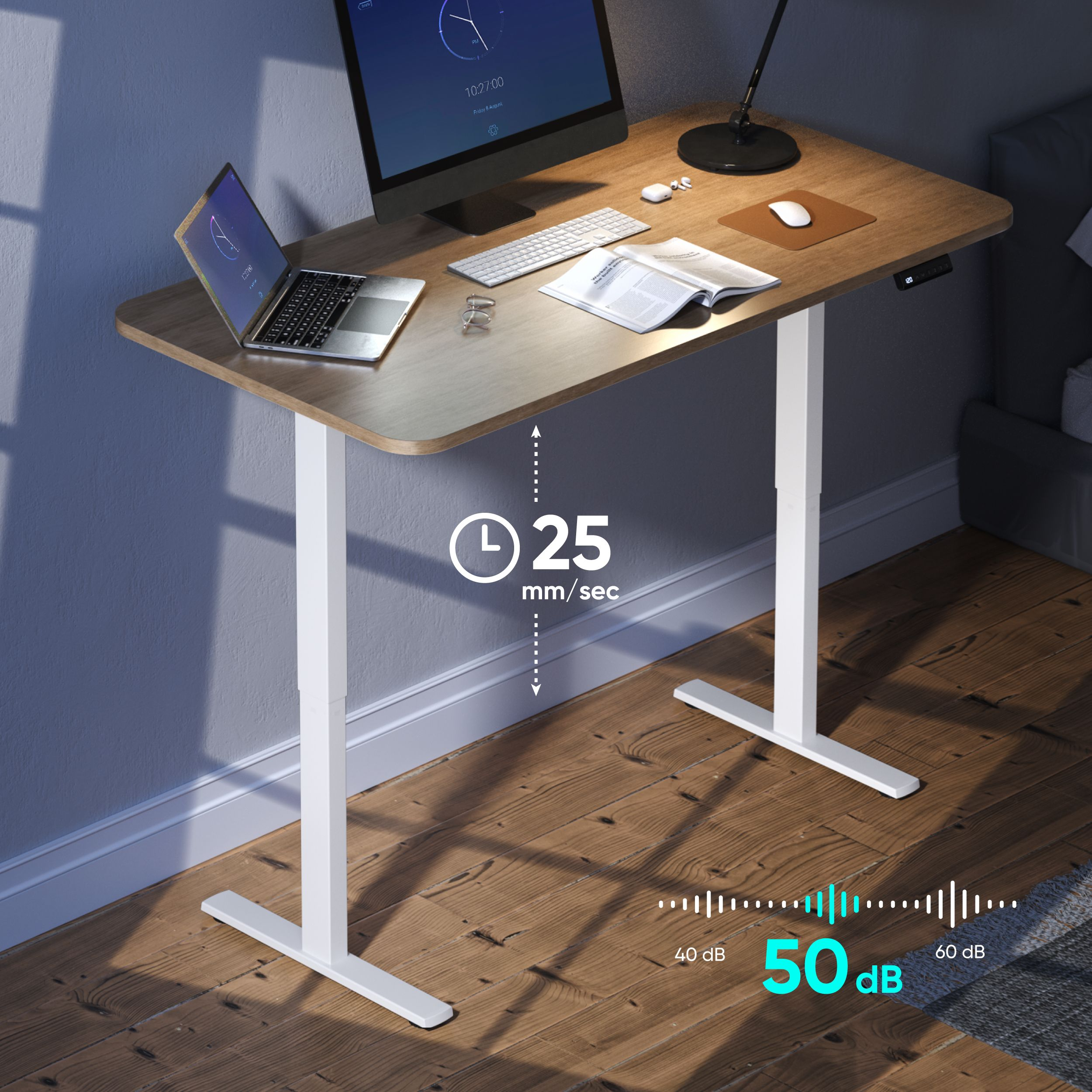 Ein höhenverstellbarer Schreibtisch mit Laptop, Monitor und Zubehör. Der Schreibtisch ist weiß, der Hintergrund ist eine dunkelgraue Wand und Holzboden.