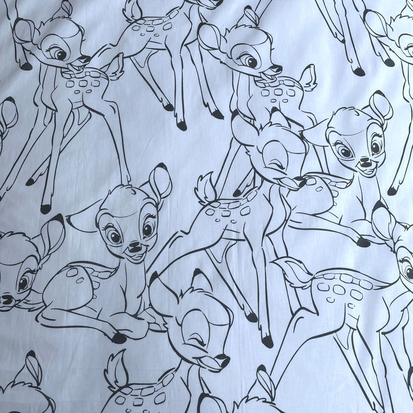 Ein Muster aus Strichzeichnungen von Bambi dem Reh auf weißem Hintergrund. Mehrere Rehe befinden sich in verschiedenen Posen, mit lächelnden Gesichtern.