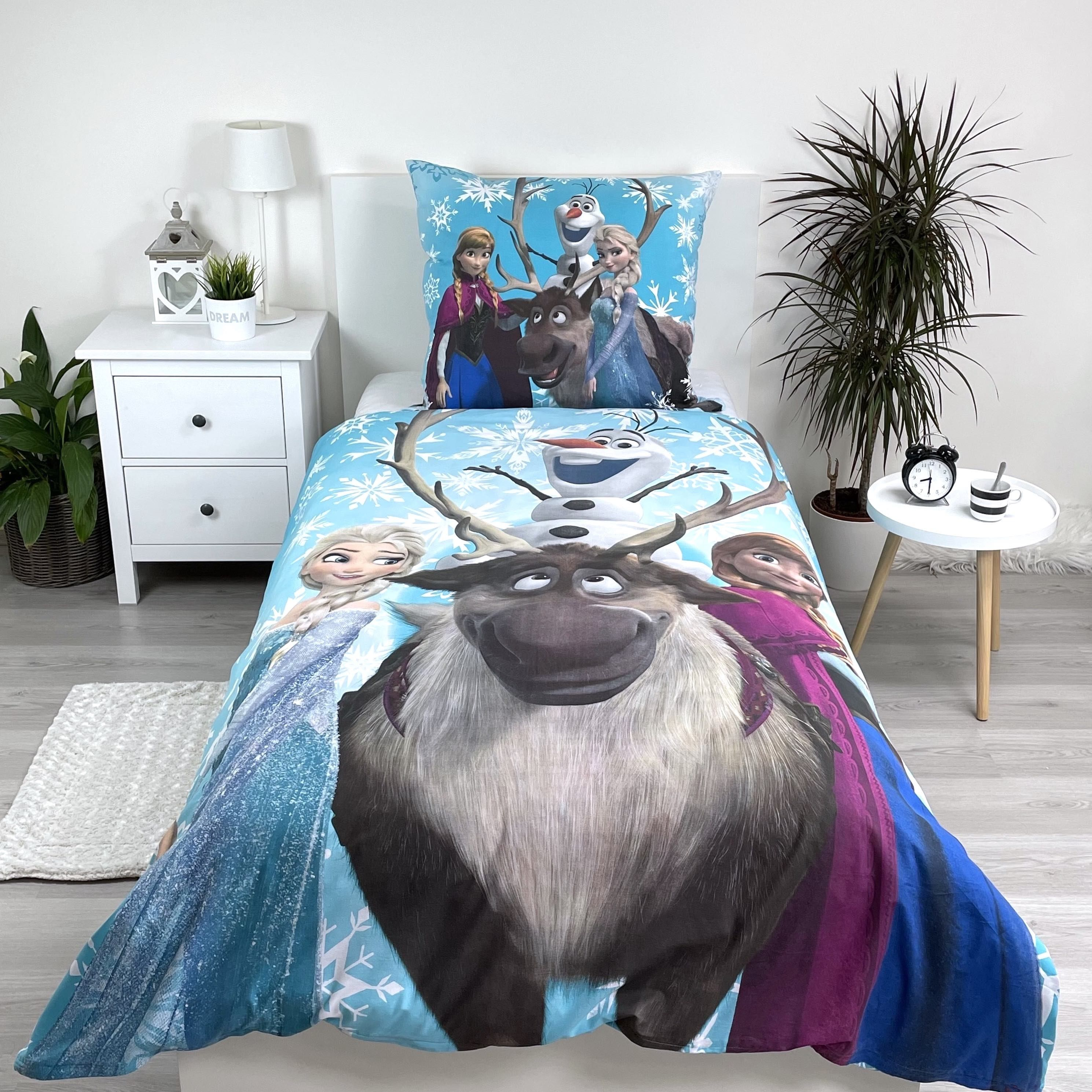 Bettwäsche im Frozen-Thema mit Charakteren. Enthält ein Bett, ein Kissen und einen Beistelltisch mit Pflanze und Uhr.