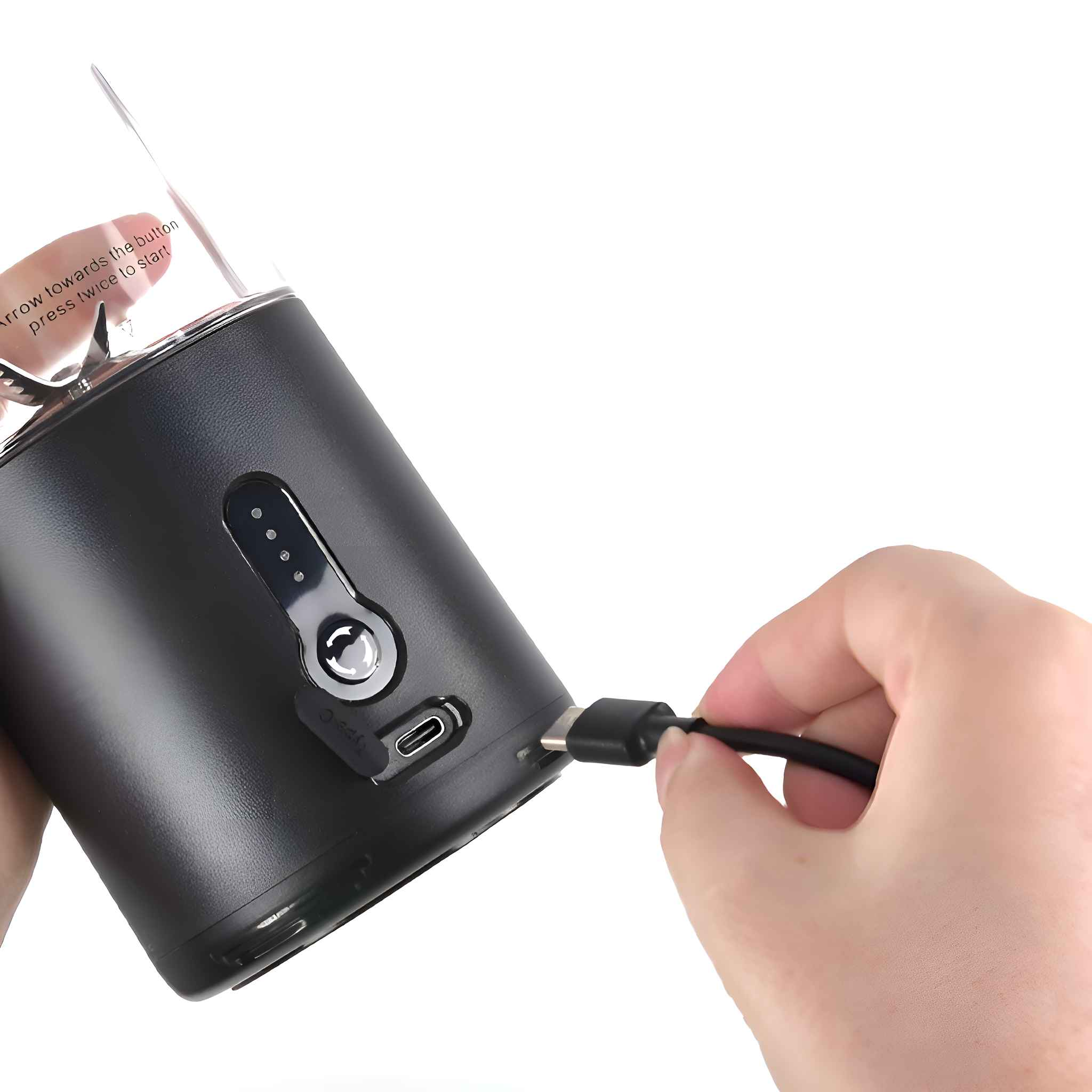 Eine Hand steckt ein USB-C-Kabel in ein schwarzes Gerät. Das Gerät hat eine transparente Oberseite. Weißer Hintergrund.