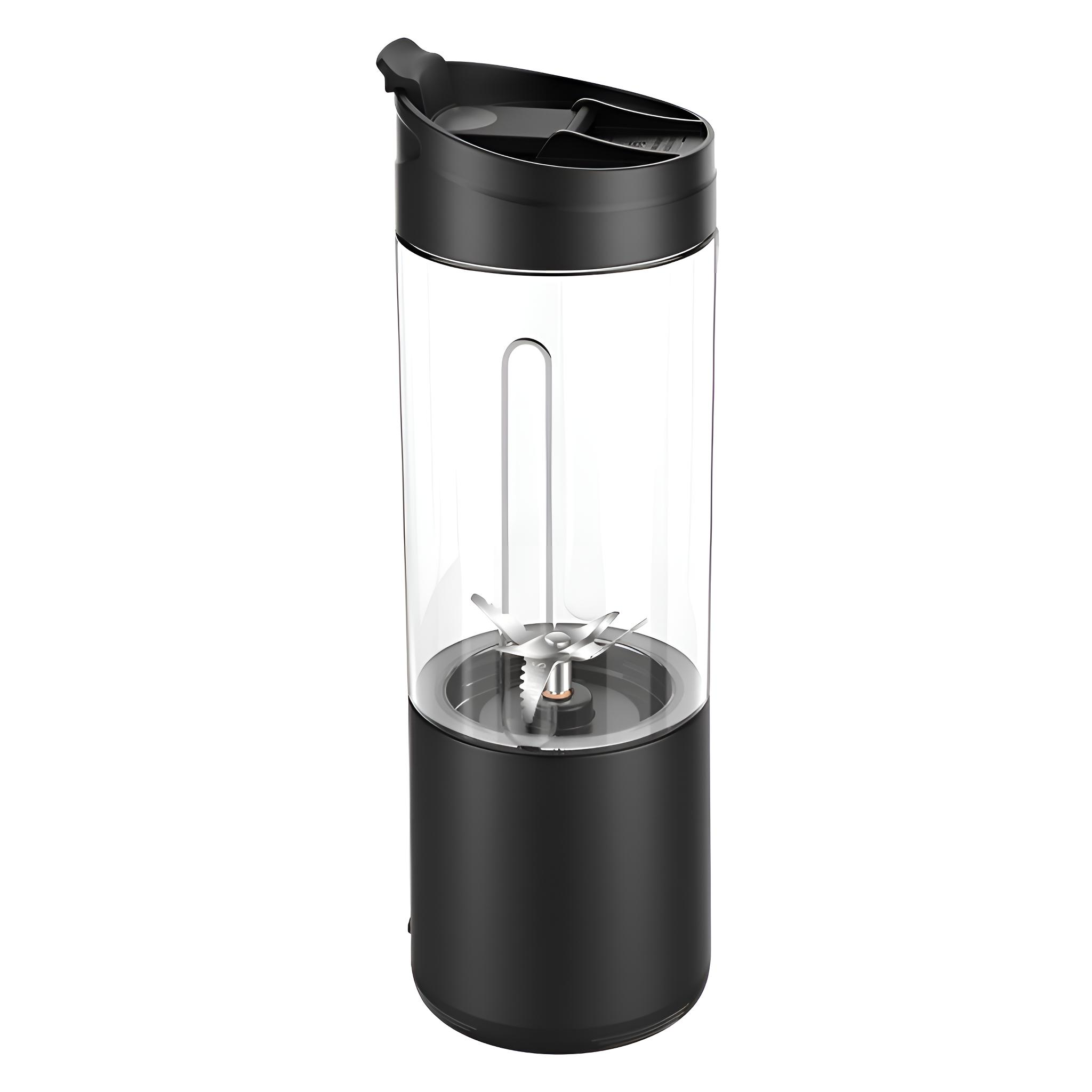 Ein tragbarer Mixer in Schwarz und Klar. Er hat einen schwarzen Sockel, einen transparenten Becher mit Klinge und einen schwarzen Deckel mit Ausguss.