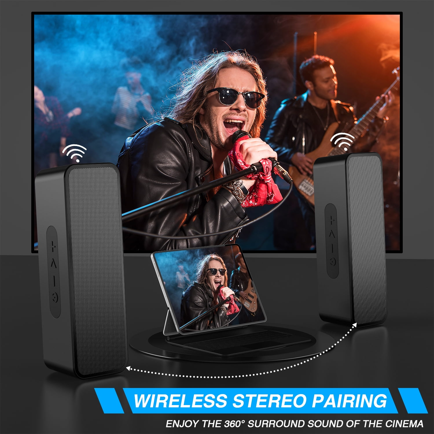 Ein Mann singt in ein Mikrofon, Lautsprecher auf jeder Seite. Ein Bildschirm dahinter zeigt den Mann beim Singen. Text: Wireless Stereo Pairing.