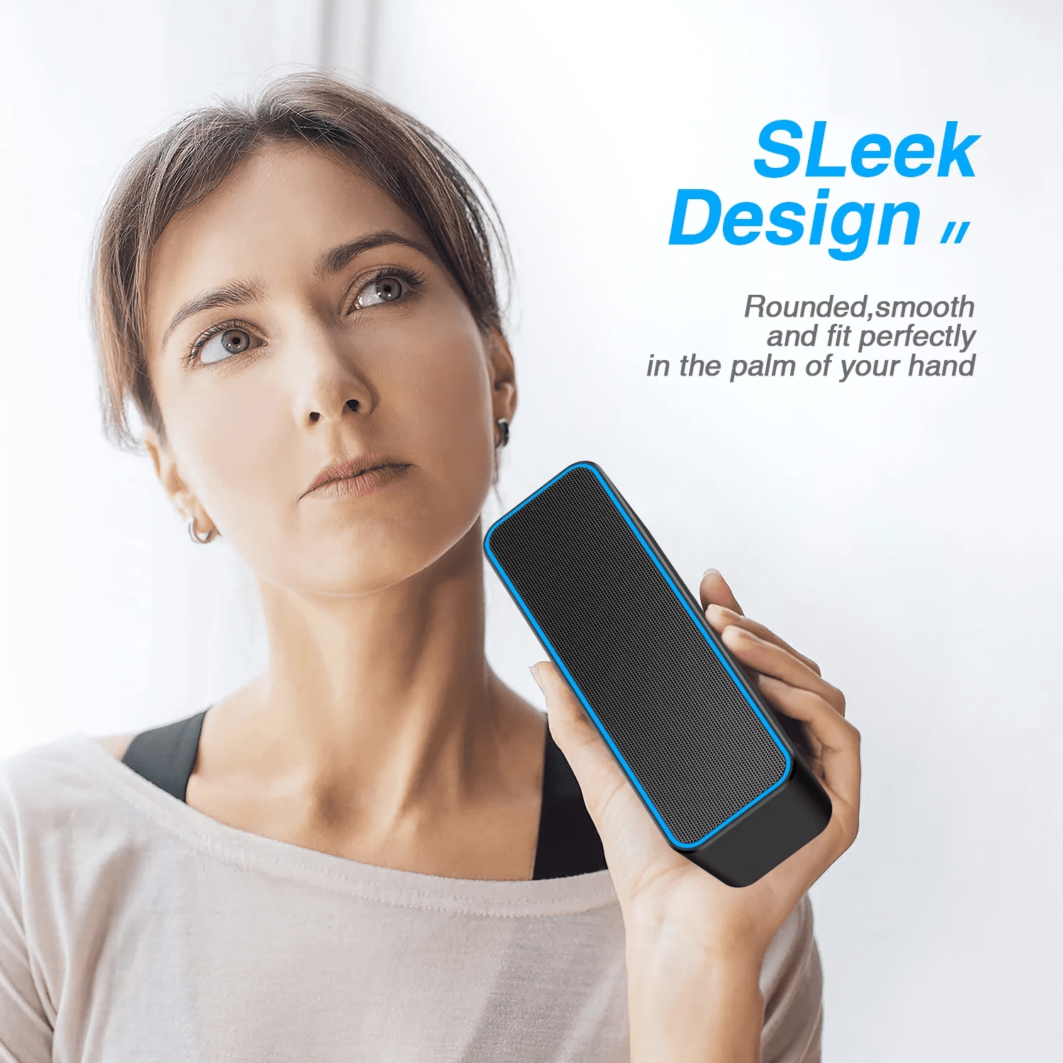 Eine Frau hält einen schwarzen Lautsprecher mit blauem Rand und blickt nachdenklich nach oben. Der Text lautet 'Sleek Design'.