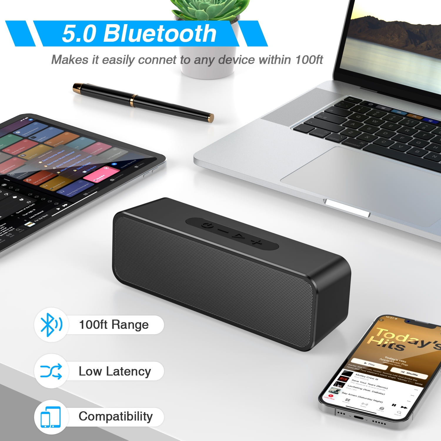 Schwarzer Lautsprecher, Tablet, Laptop und Smartphone auf weißer Oberfläche. Text lautet '5.0 Bluetooth' und 'Today's Hits' auf dem Telefon.