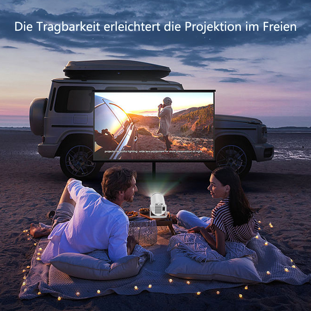 Paar sieht sich einen Film an, der auf eine Leinwand projiziert wird. Ein Auto mit einer Leinwand ist im Hintergrund.