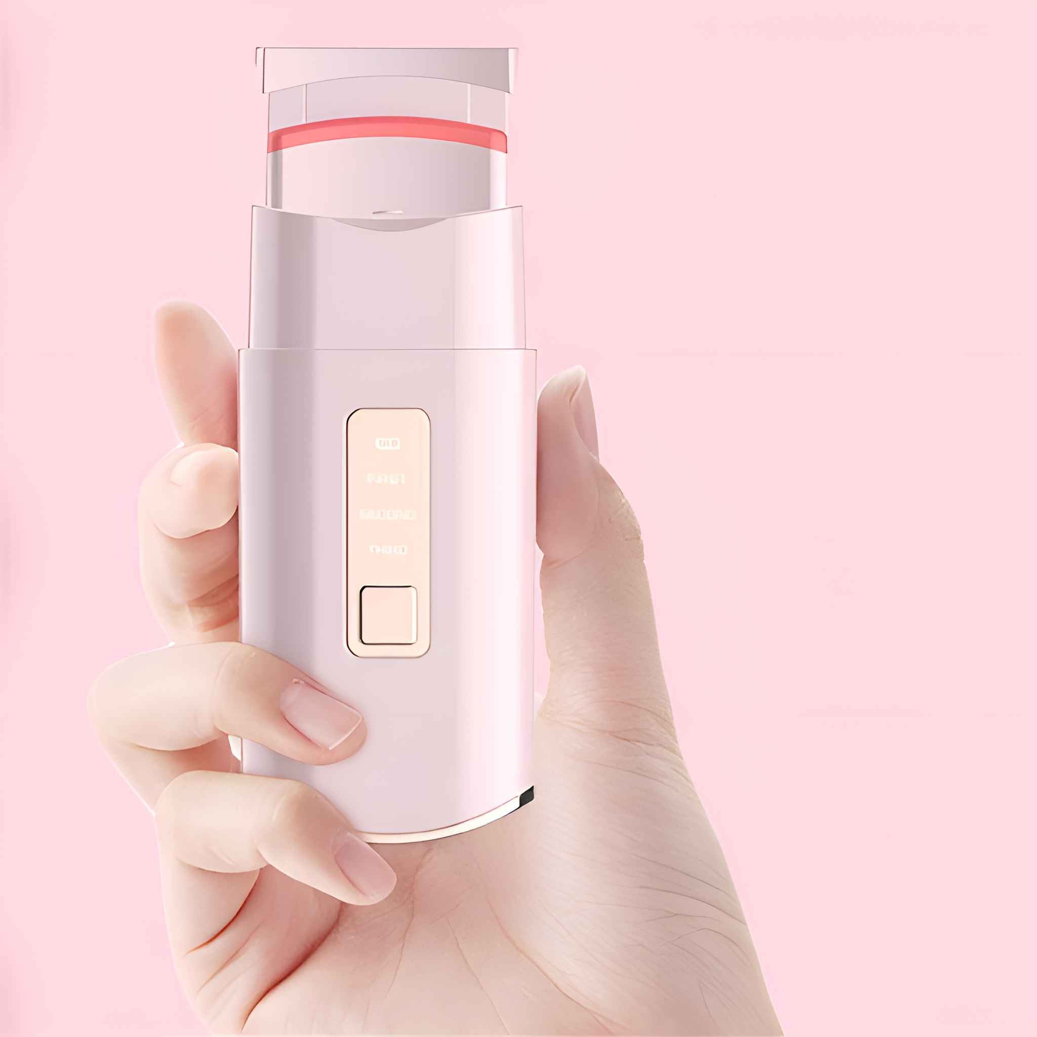 Eine Hand hält ein pinkfarbenes Schönheitsgerät. Das Gerät hat eine gebogene Oberseite mit einem roten Band. Der Hintergrund ist hellrosa.