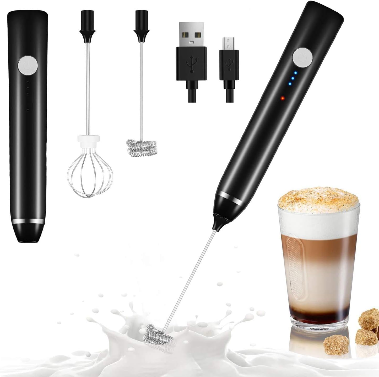 Schwarzer Milchaufschäumer mit Aufsätzen, USB-Ladegerät und Cappuccino. Milchschaumspritzer vorne, Würfelzucker rechts.