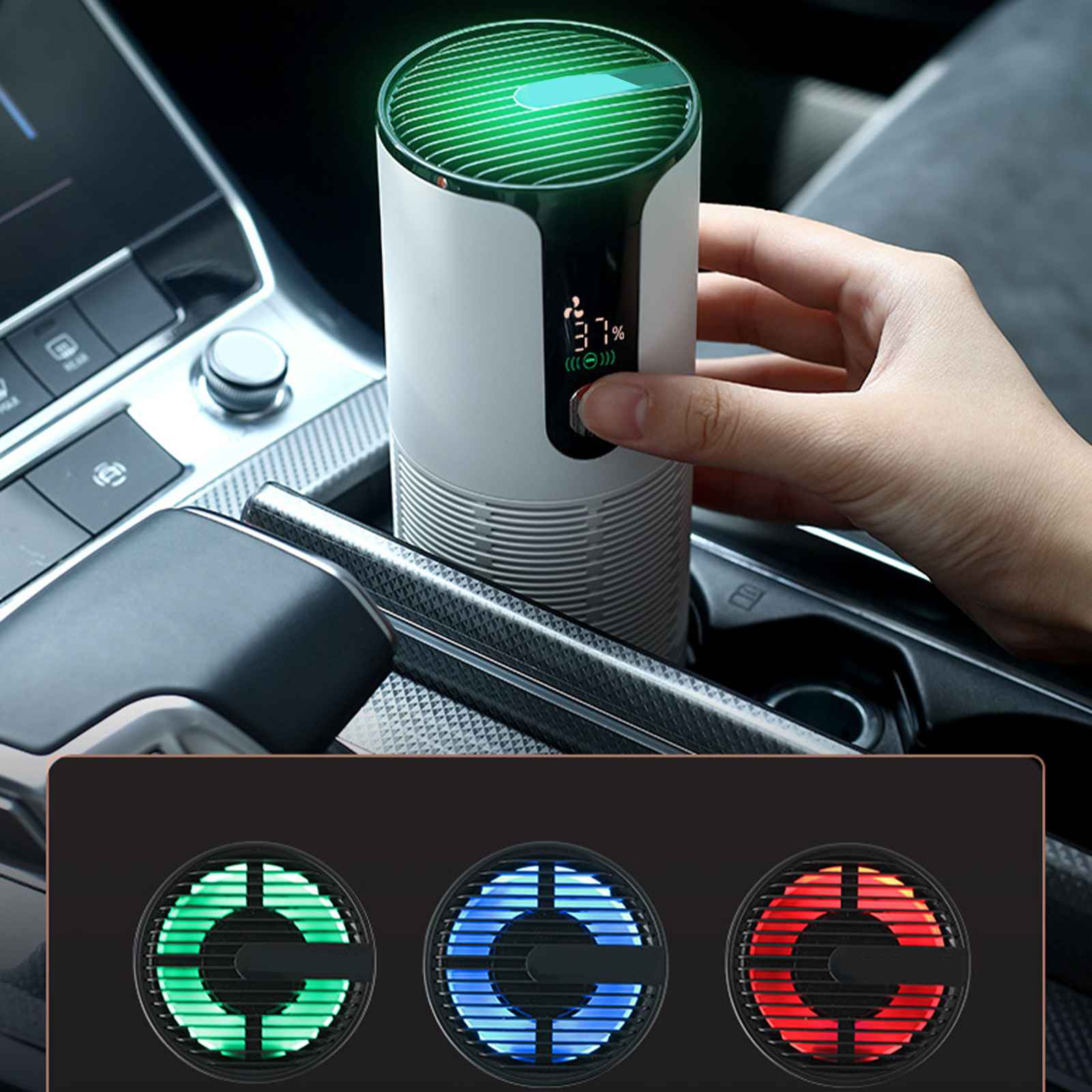 Luftreiniger im Getränkehalter eines Autos. Er ist weiß und hat einen grünen Deckel. Eine Hand drückt einen Knopf.