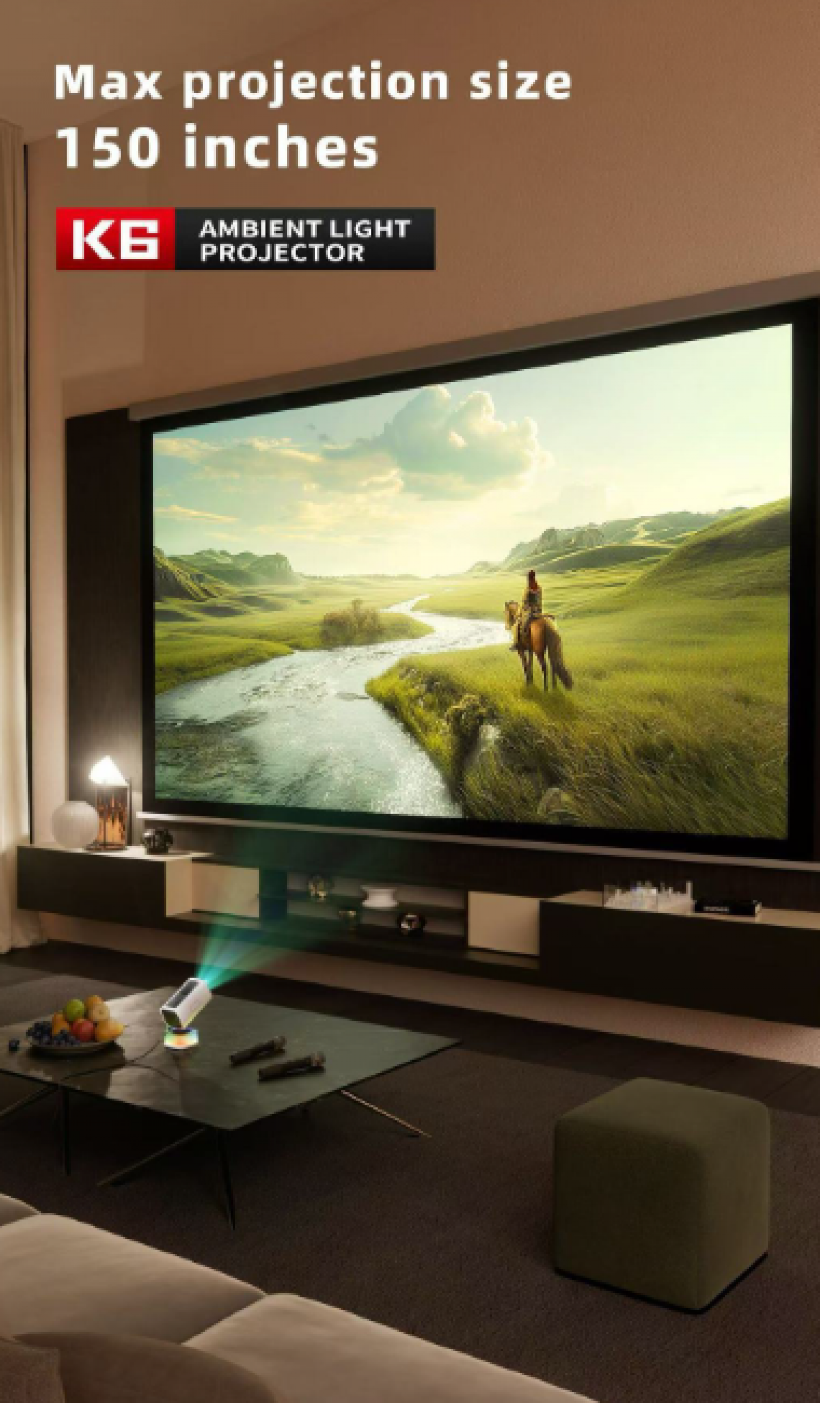 Ein Wohnzimmer mit großem Bildschirm, der eine Landschaft zeigt. Ein Projektor steht davor und wirft Licht.