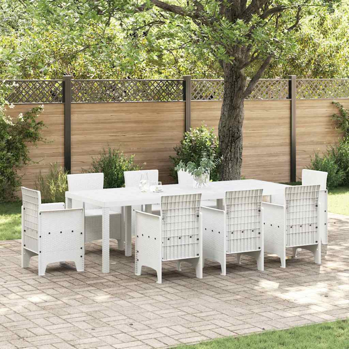 Ein weißes Ess-Set im Freien auf einer Ziegelterrasse. Das Set umfasst einen großen Tisch und acht weiße Stühle. Im Hintergrund ist ein Holzzaun zu sehen.