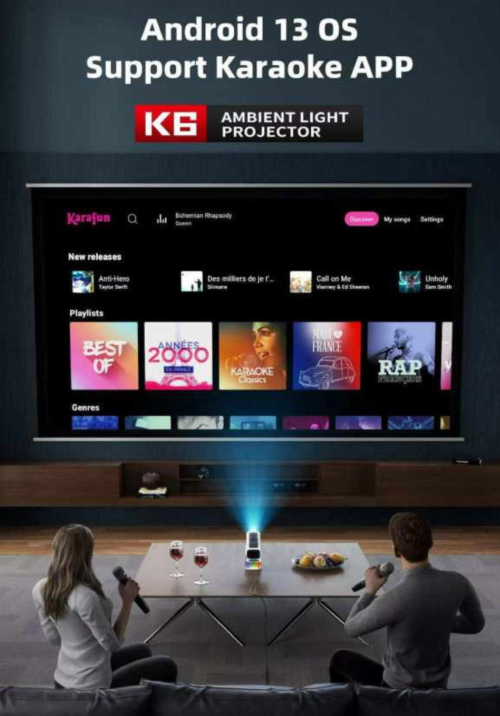 Karaoke-Setup mit Projektor, Bildschirm und zwei Sängern. Der Bildschirm zeigt Musikauswahl. Zwei Weingläser auf dem Tisch.