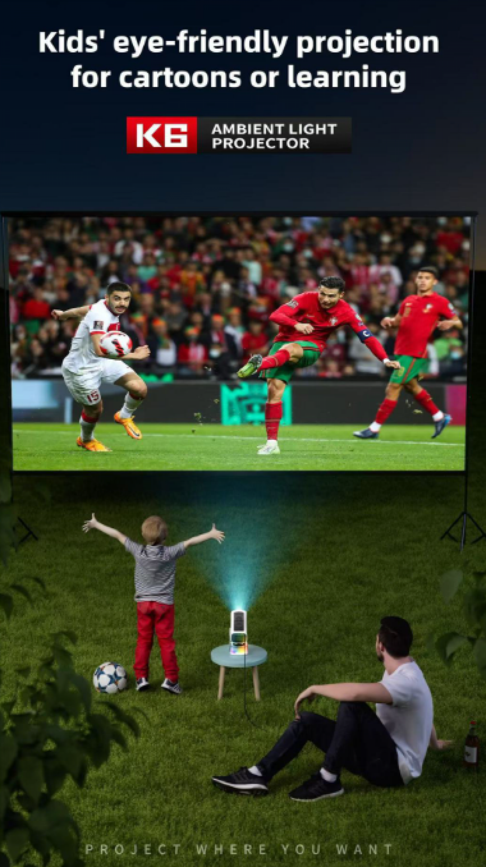 Ein Projektor zeigt ein Fußballspiel auf einer Leinwand. Ein Junge mit ausgestreckten Armen und ein Mann beobachten das Spiel auf dem Rasen.