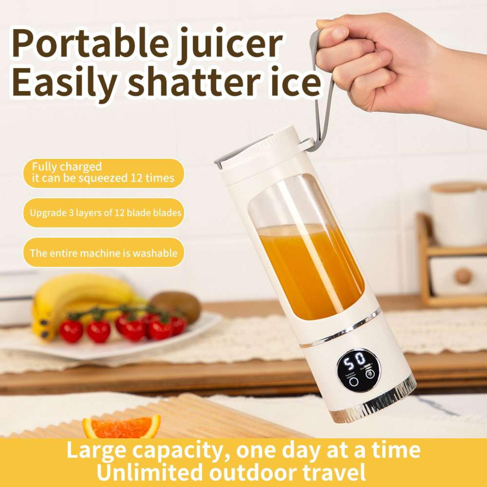 Ein weißer tragbarer Entsafter mit Orangensaft wird von einer Hand gehalten. Früchte wie Banane, Erdbeeren sind in der Nähe.