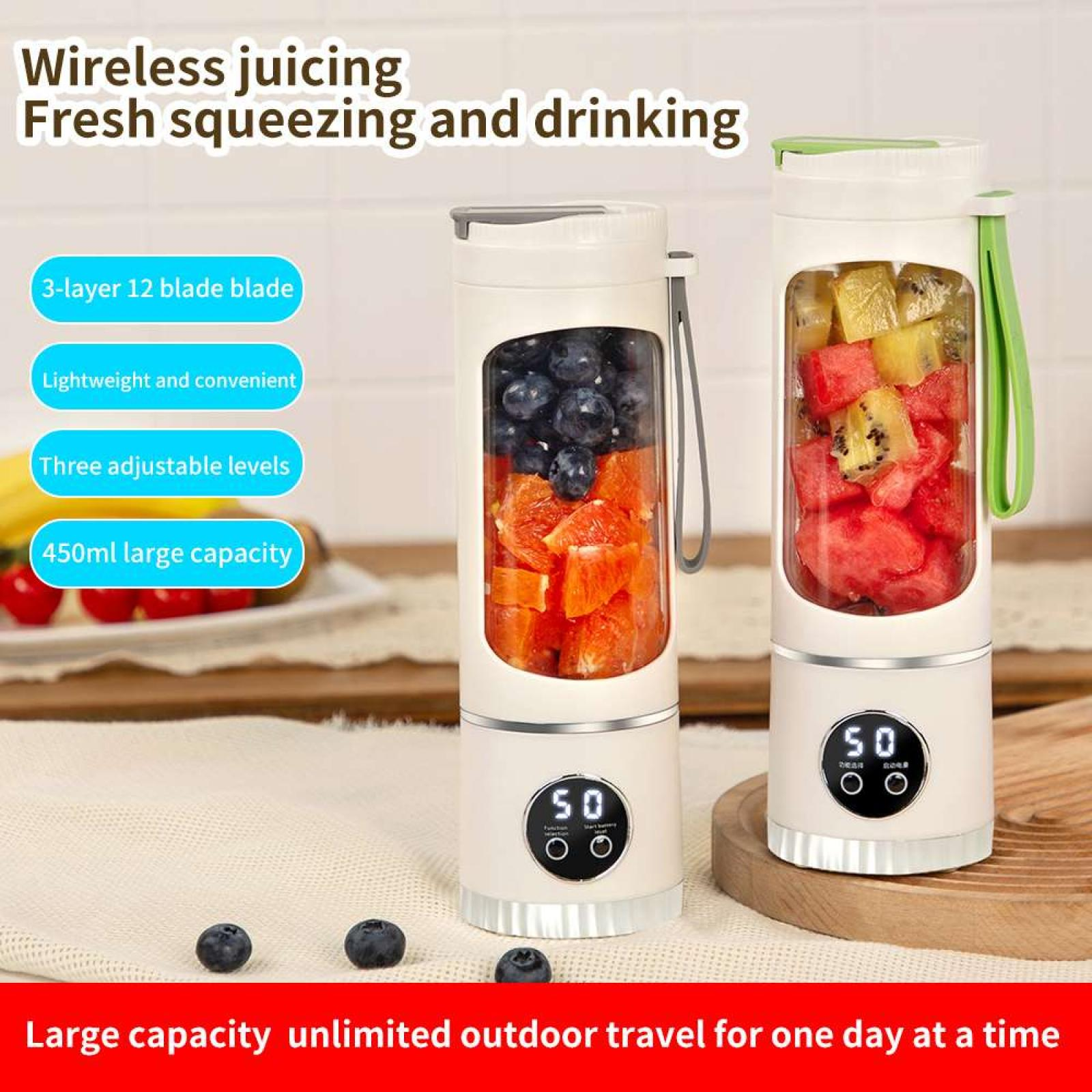 Zwei tragbare Mixer, einer mit Blaubeeren und Orangenscheiben, der andere mit Wassermelonen- und Kiwischeiben, auf weißer Oberfläche.