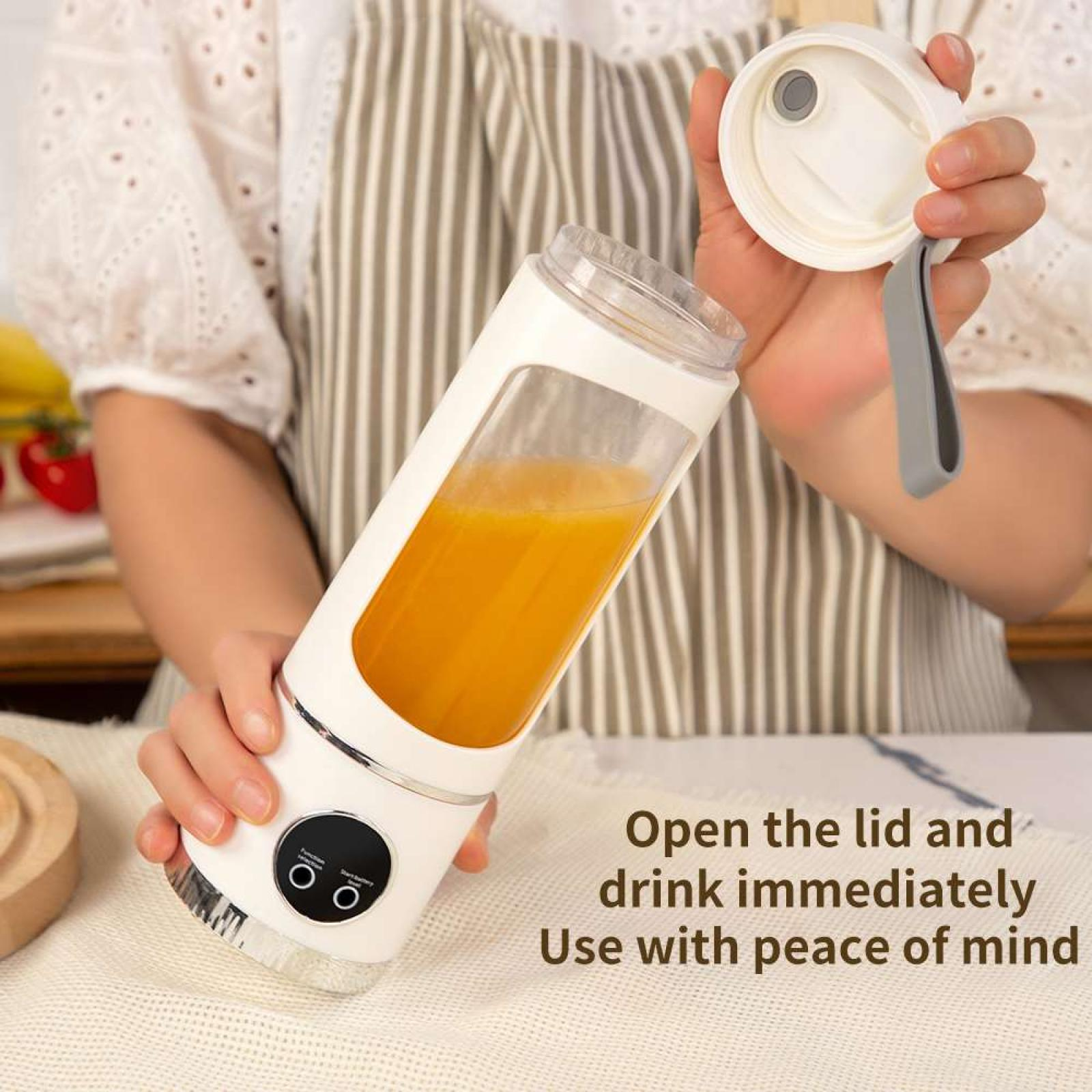 Eine Person hält einen weißen Mixer mit orangener Flüssigkeit. Der Deckel ist offen. Aufschrift: Deckel öffnen und sofort trinken.