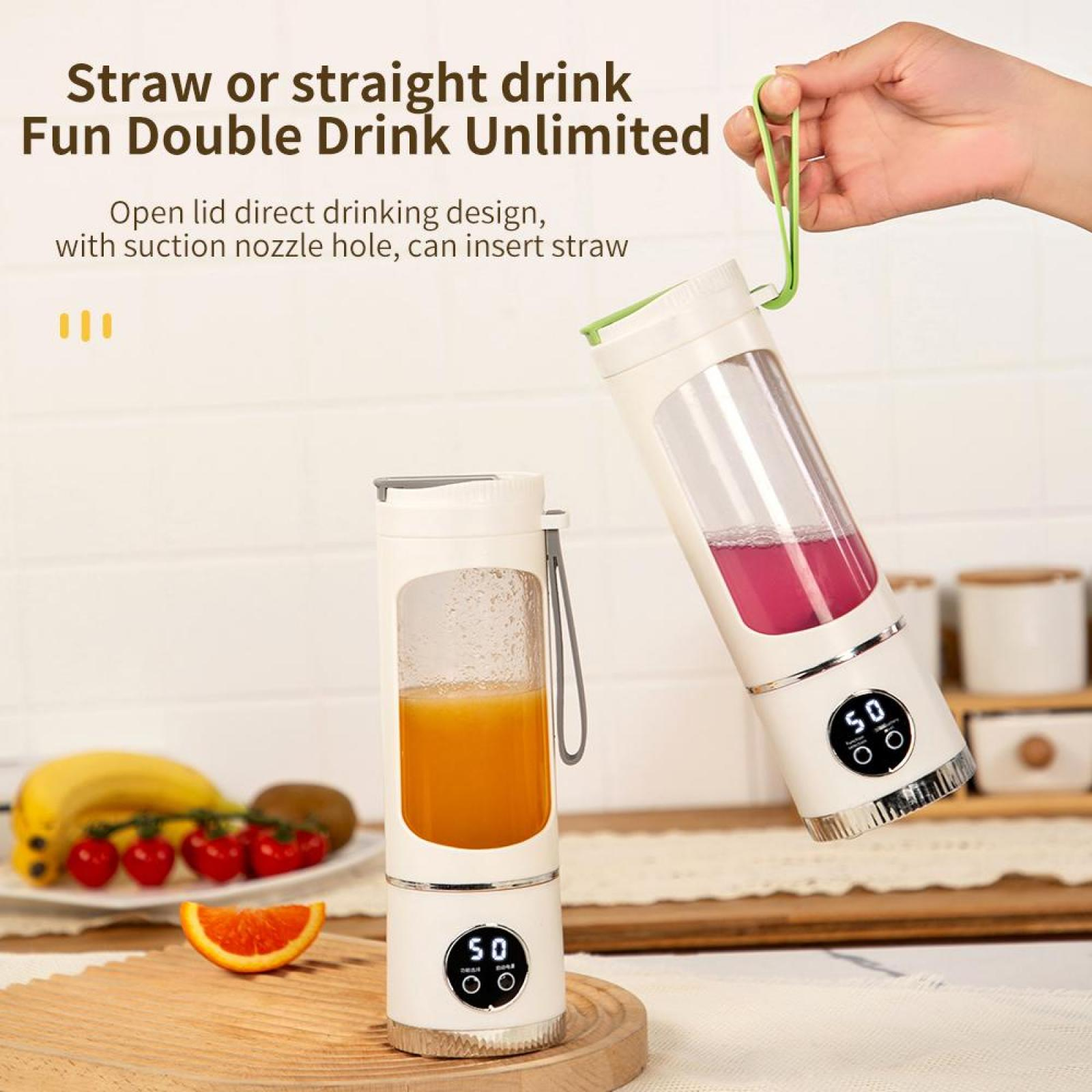 Zwei weiße tragbare Mixer, einer wird von einer Hand gehalten. Früchte wie Bananen, Orangen und Erdbeeren auf einem Holzbrett.