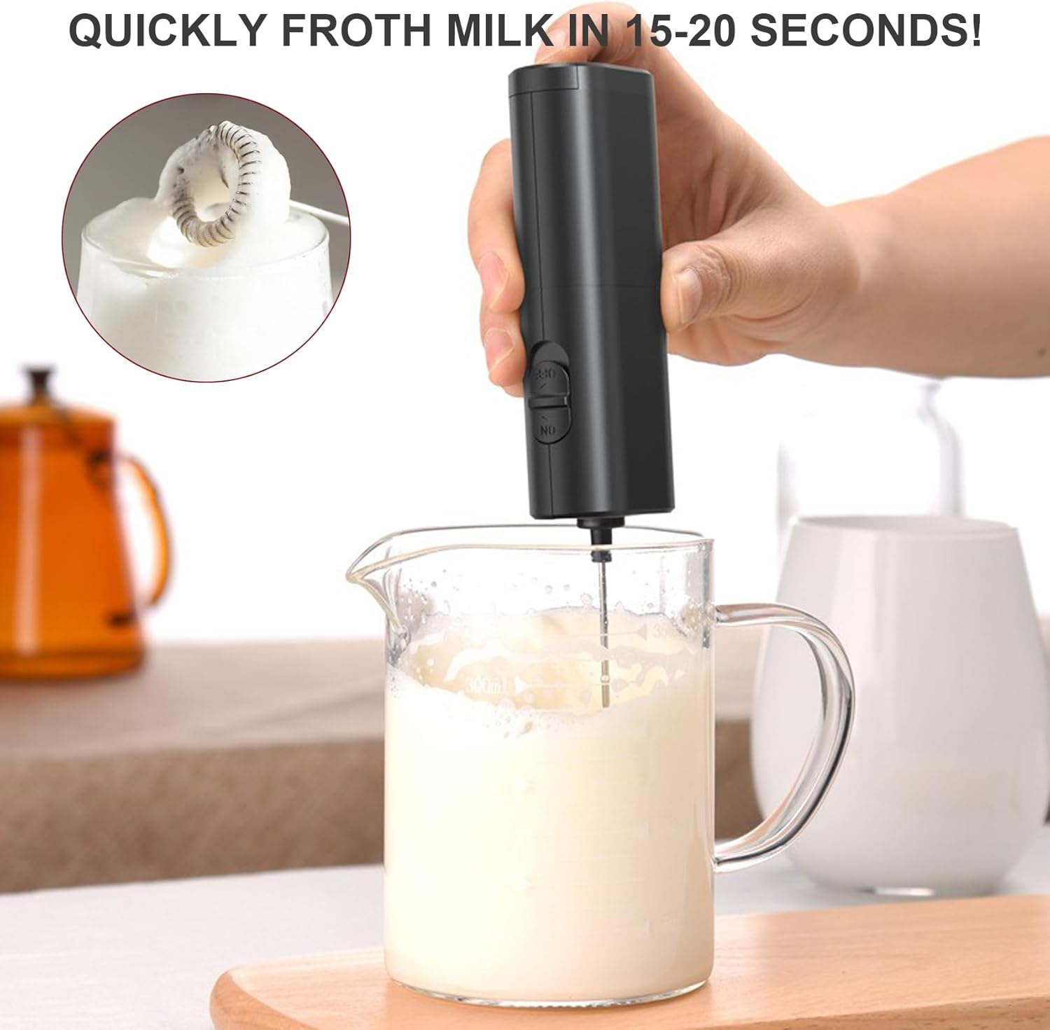 Eine Hand, die einen schwarzen Milchaufschäumer über einem Glaskrug mit Milch hält. Ein kleines Aufschäumgerät ist in einem Kreis abgebildet.