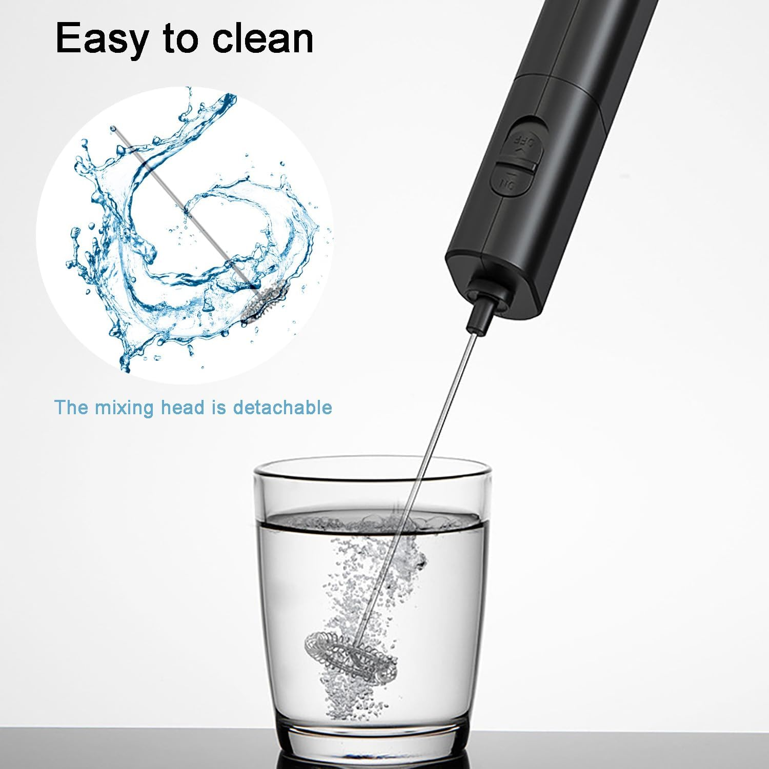 Ein schwarzer Milchaufschäumer mit einem in Wasser getauchten Mixkopf. Wasser spritzt um einen Mixkopf. Ein Glas Wasser ist davor.