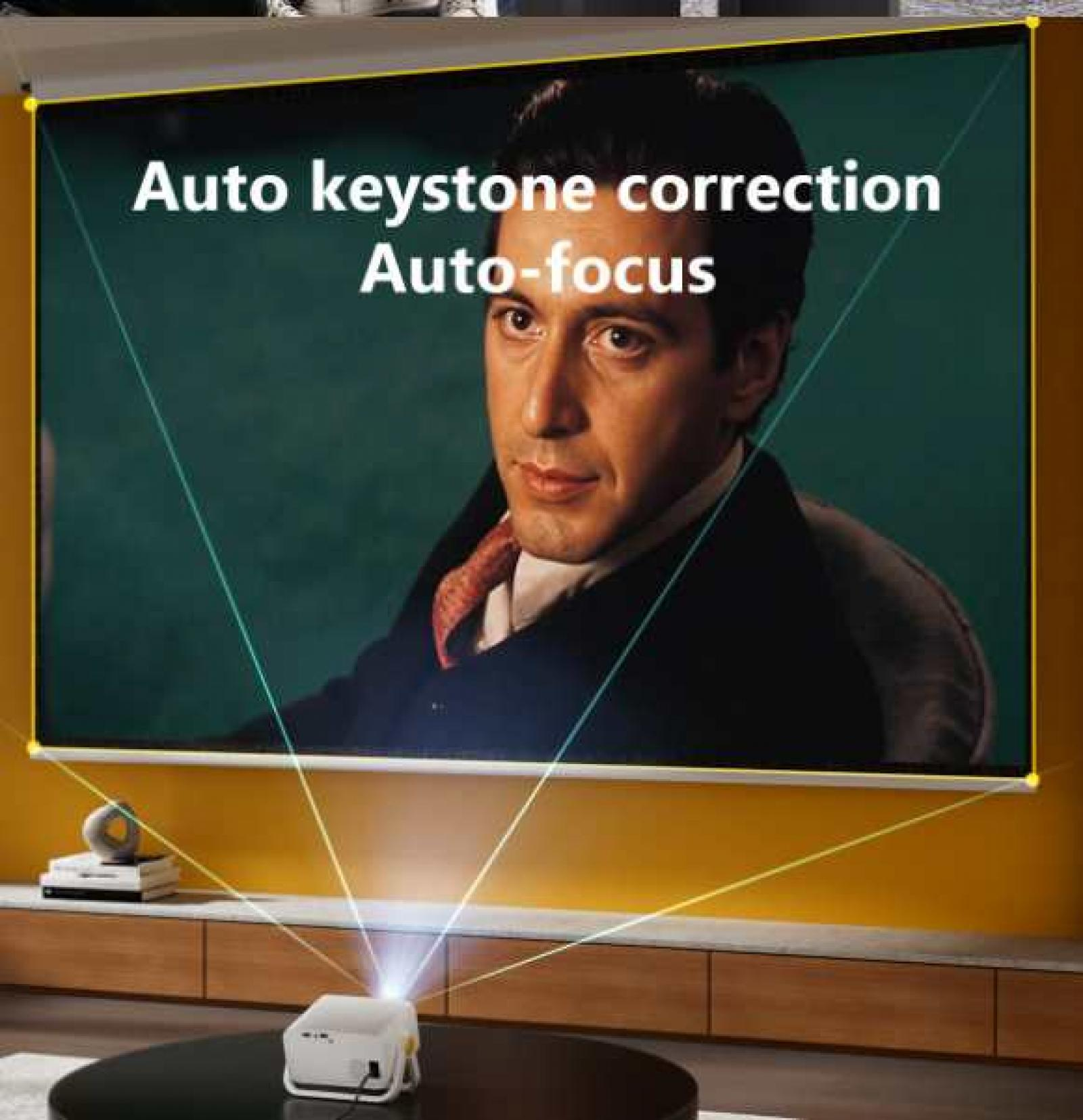 Ein Projektor zeigt eine Filmszene mit Al Pacino. Der Text auf dem Bildschirm lautet 'Automatische Trapezkorrektur Autofokus'.