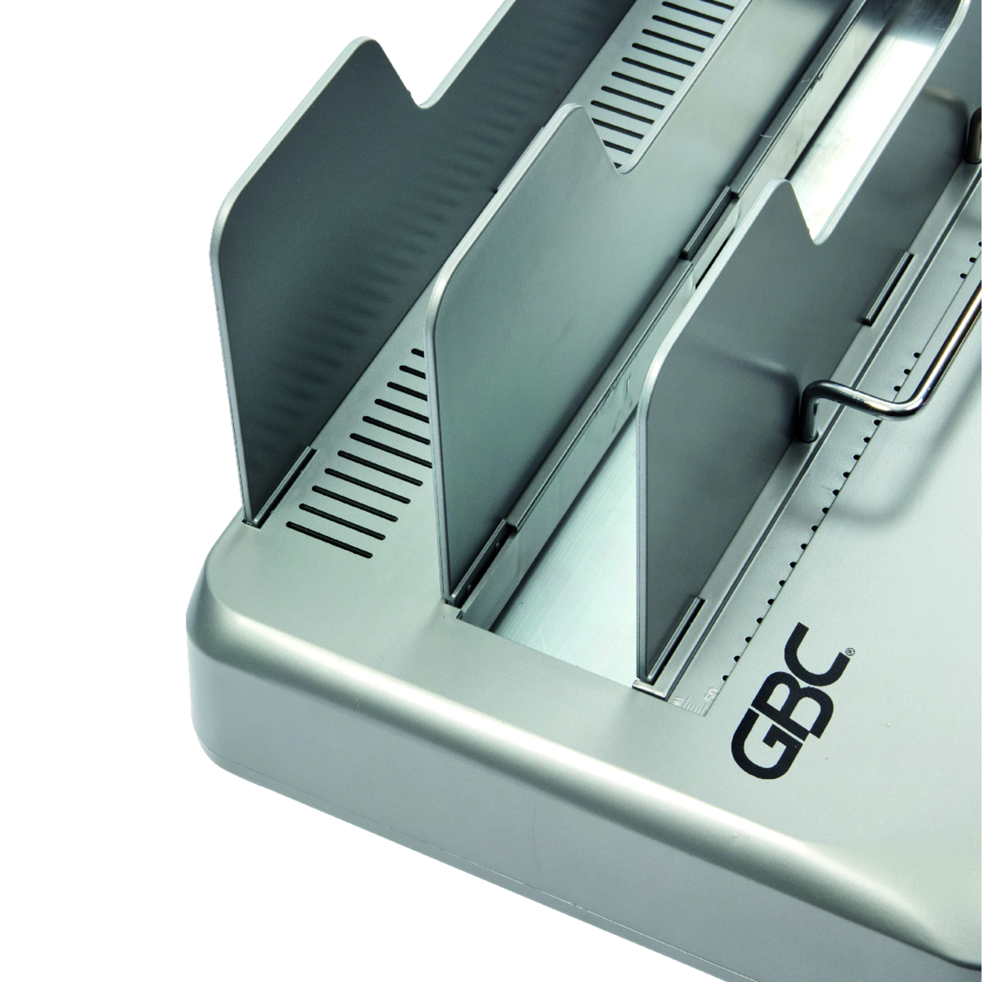 Eine silberne GBC-Bindemaschine. Sie hat mehrere Schlitze und einen Griff. Das GBC-Logo ist sichtbar.