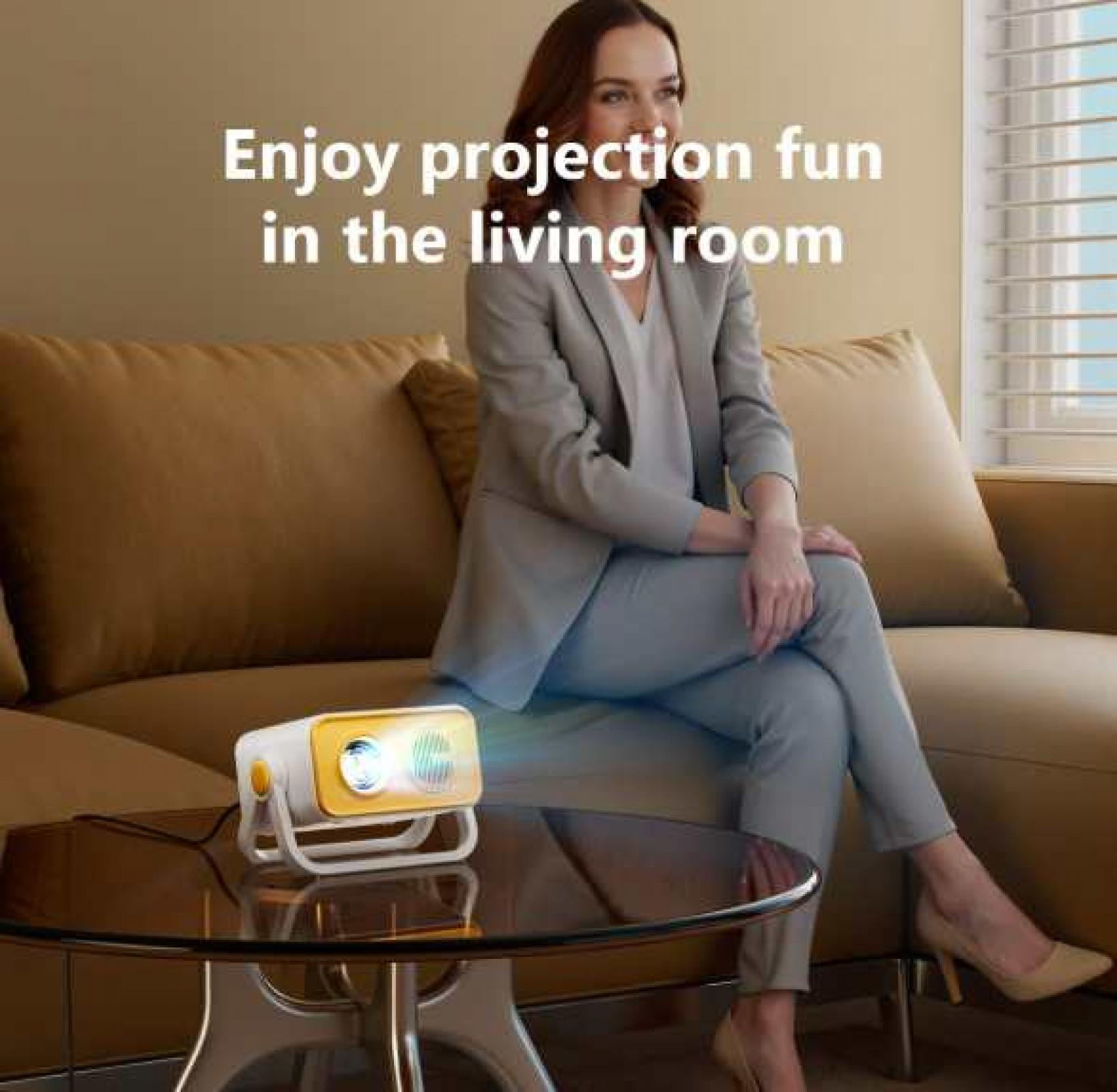 Eine Frau in einem grauen Anzug sitzt auf einem Sofa. Ein Projektor steht auf einem Tisch. Der Text lautet: Genießen Sie Projektionsspaß im Wohnzimmer.