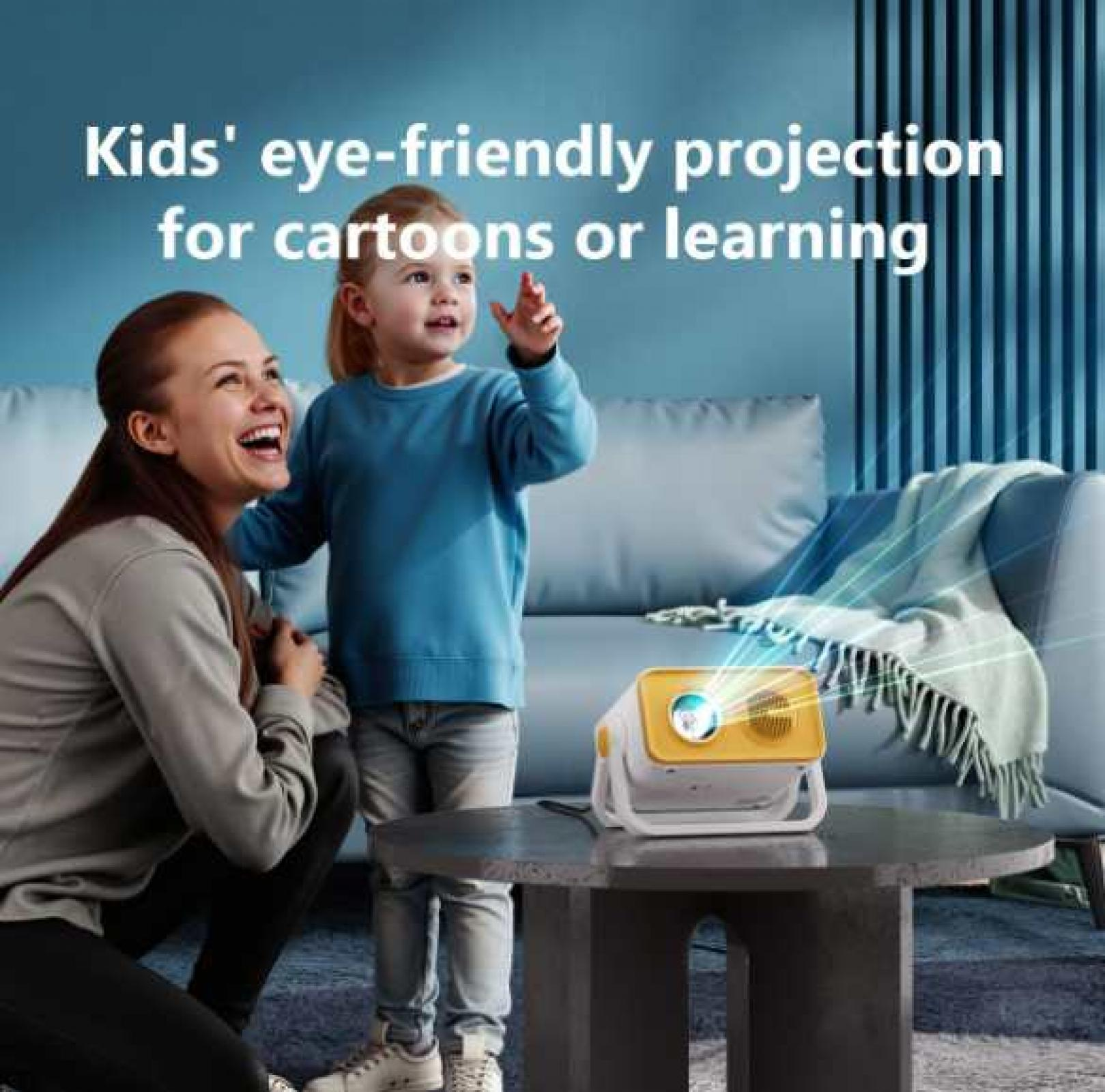 Eine Frau und ein Kind schauen auf einen Projektor. Der Projektor steht auf einem Tisch. Der Text oben lautet: Kinderfreundliche Projektion.