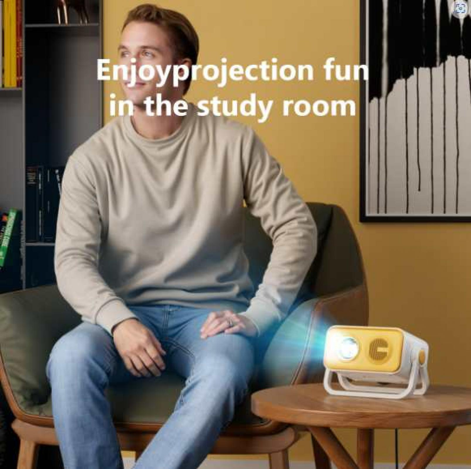 Ein Mann sitzt, ein Projektor auf dem Tisch. Der Text lautet: 'Genießen Sie Projektionsspaß im Arbeitszimmer'.