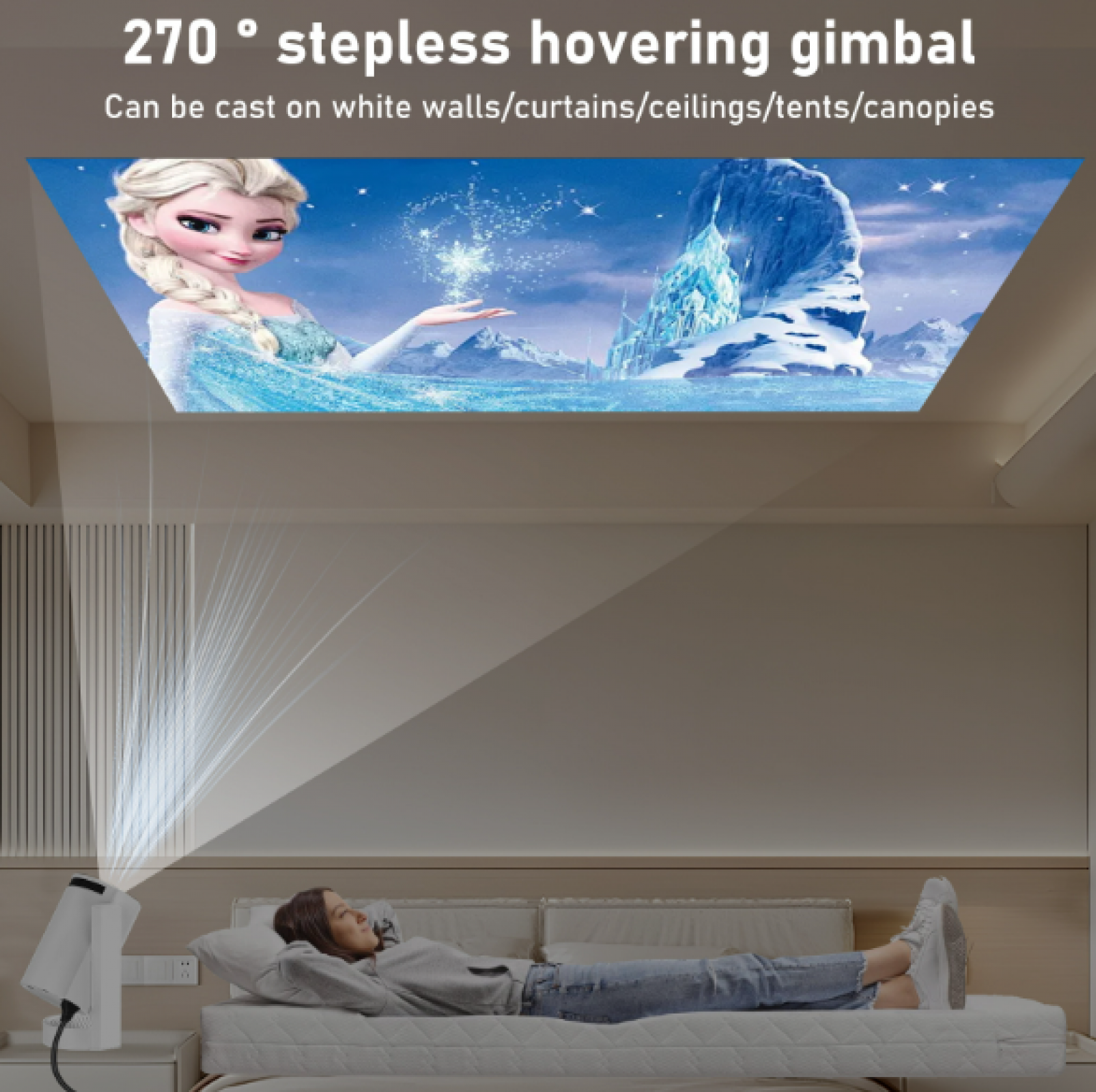 Eine Frau liegt auf einem Bett. Ein Projektor wirft ein Bild von Elsa aus Frozen an die Decke. Text: 270° stepless hovering gimbal.