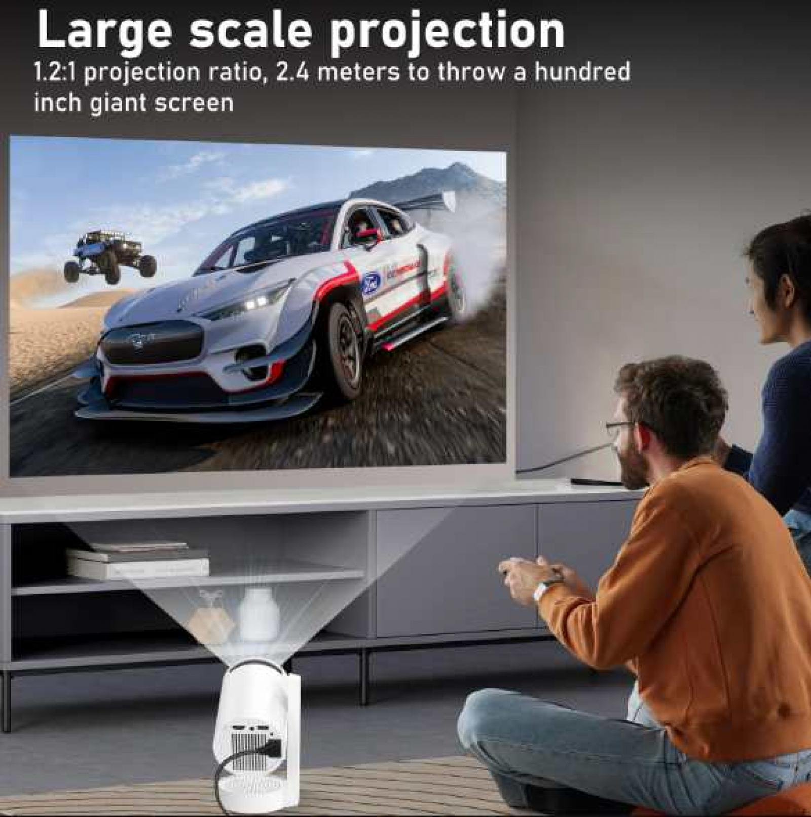 Ein Projektor zeigt eine Autorennszene an der Wand. Zwei Personen schauen zu, eine hält einen Gamecontroller.