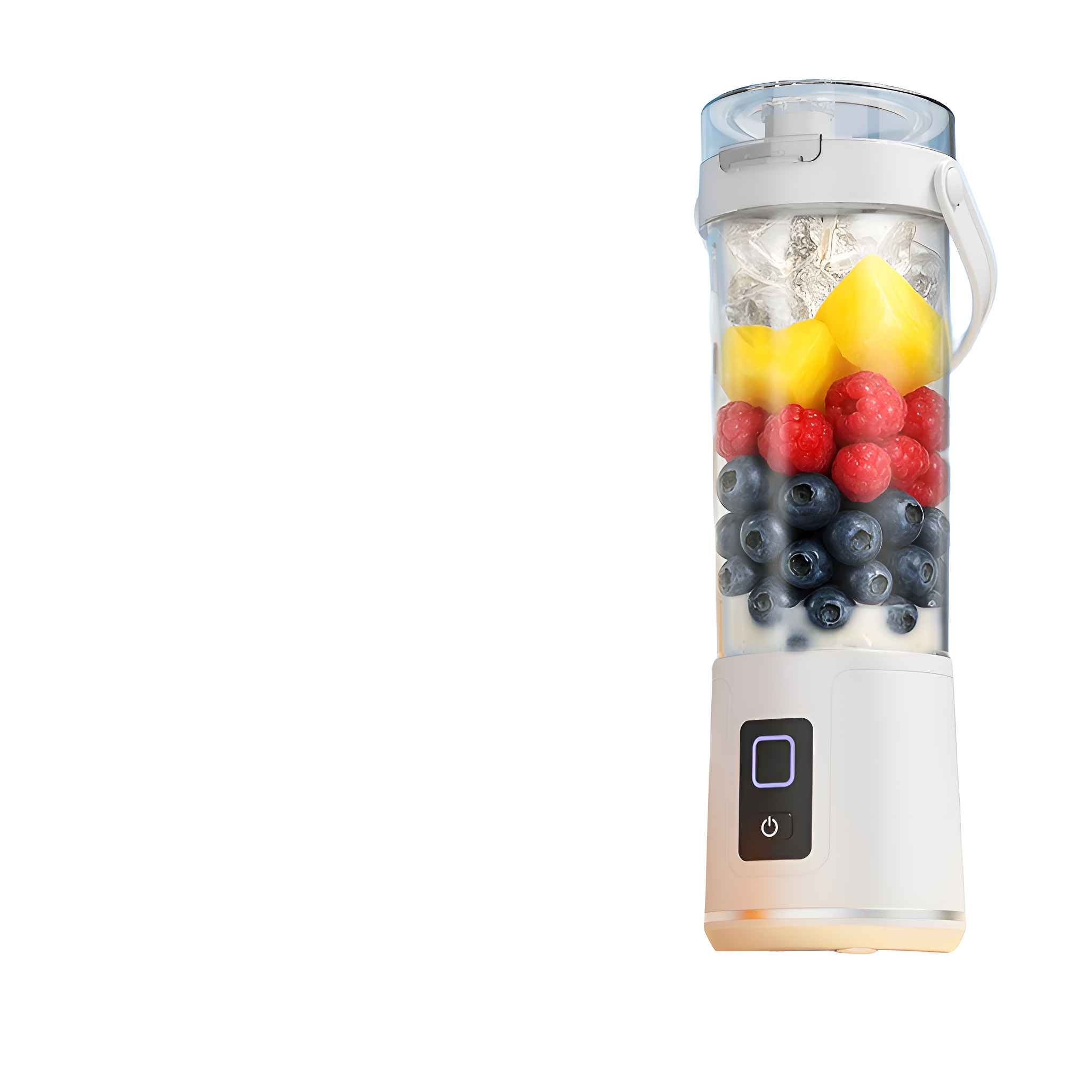 Ein weißer Mixer mit Blaubeeren, Himbeeren, Ananas und Eis. Das Gerät steht auf weißem Hintergrund.