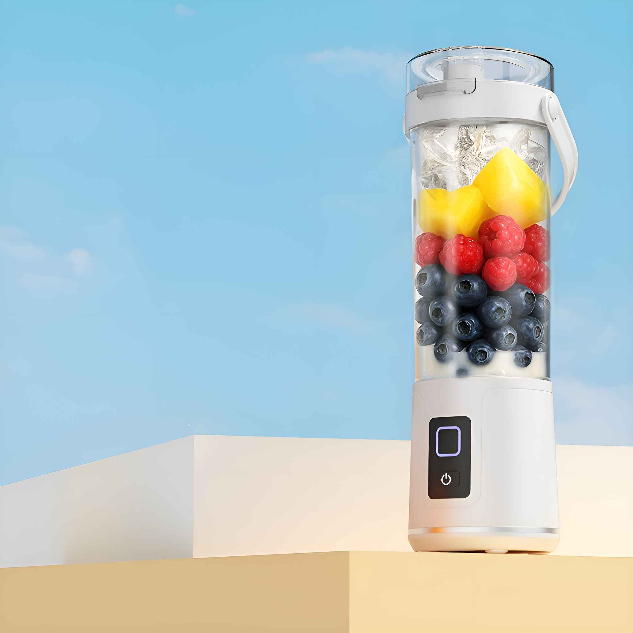 Ein weißer Mixer gefüllt mit Eis, gelber Ananas, roten Himbeeren, Blaubeeren. Hintergrund ist ein blauer Himmel und geometrische Formen.