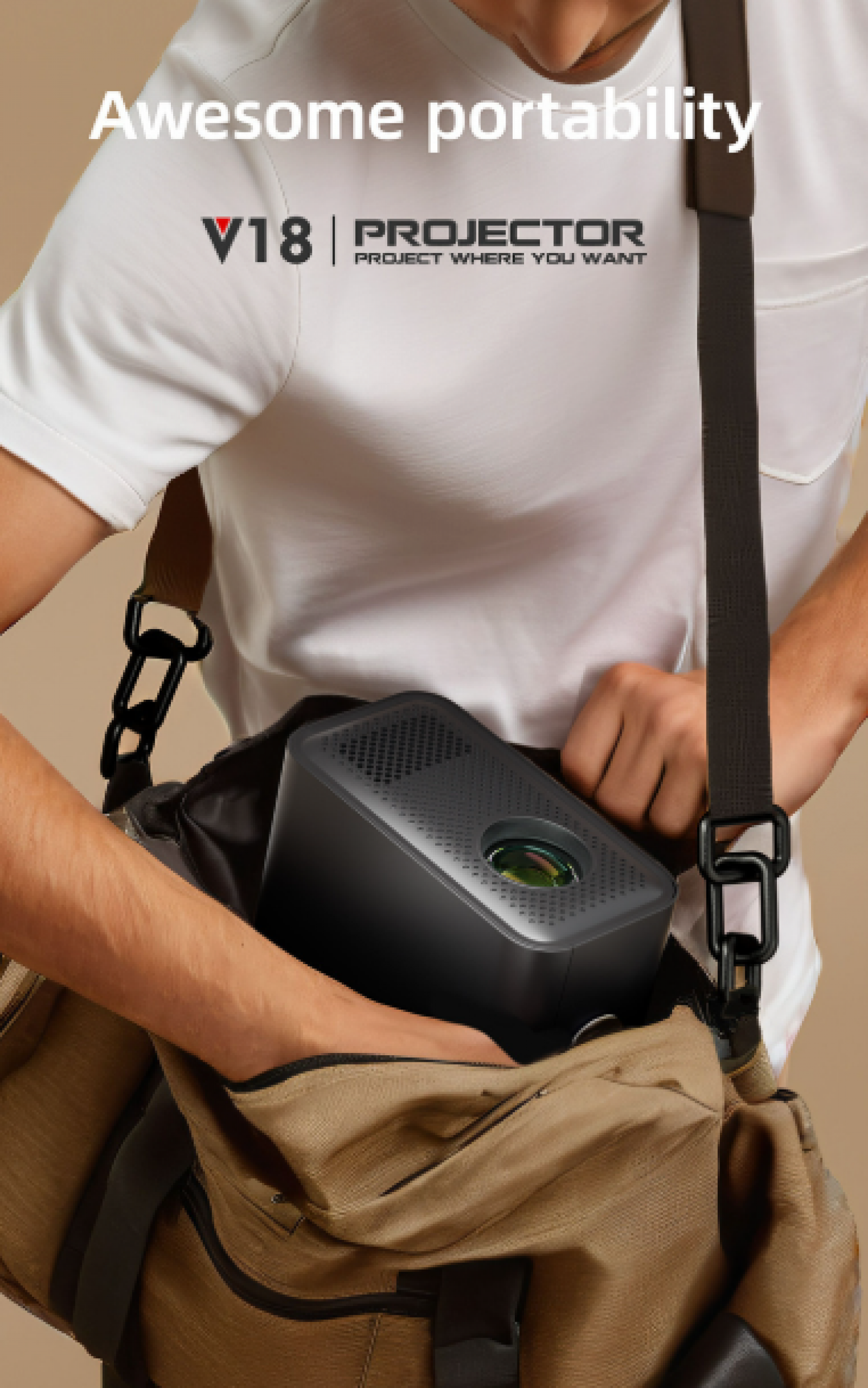 Eine Person hält einen schwarzen Projektor in einer braunen Tasche. Die Tasche wird über der Schulter getragen. Der Text lautet 'Awesome portability'.