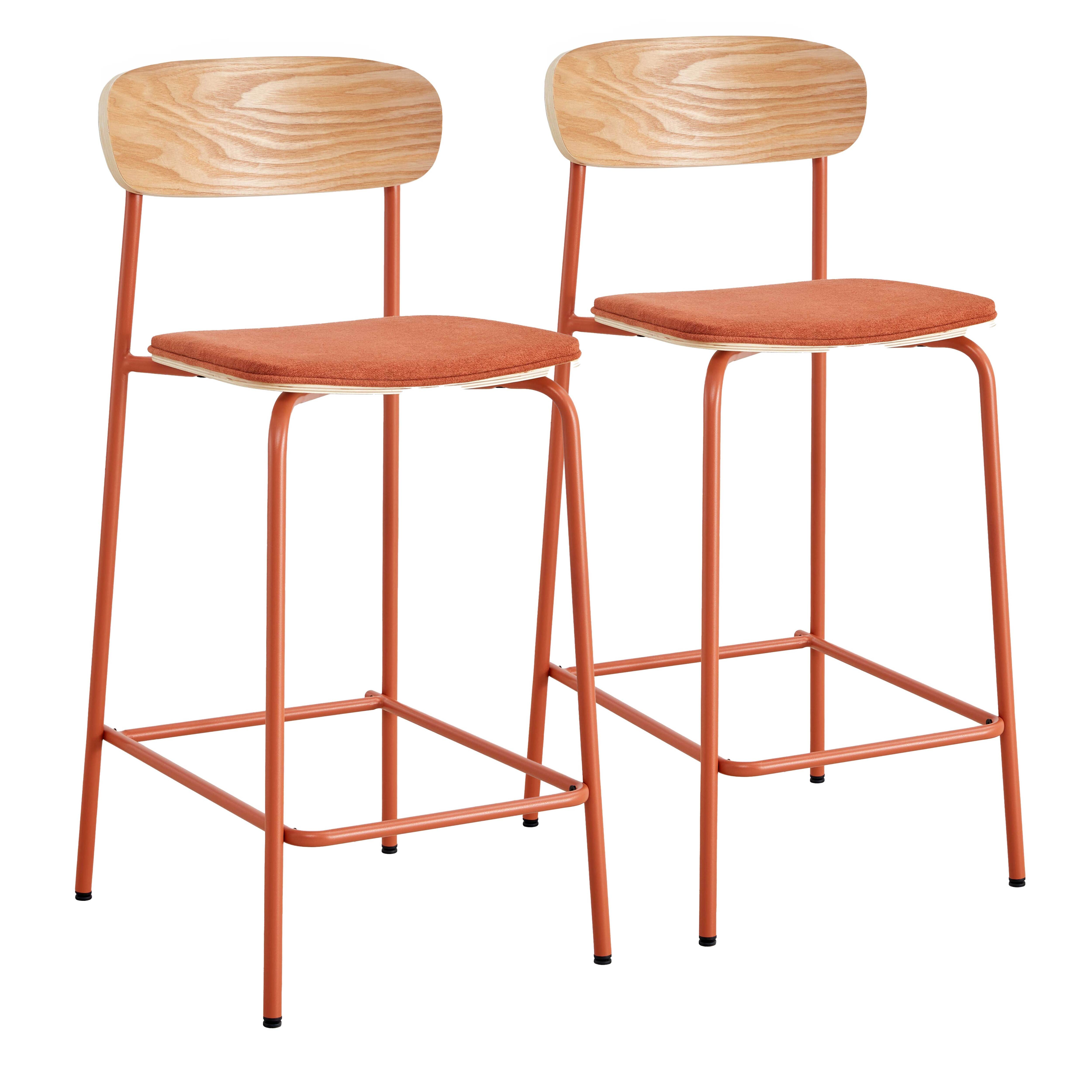 Zwei orangefarbene Barhocker aus Metall mit Holzlehnen und -sitzen vor weißem Hintergrund.