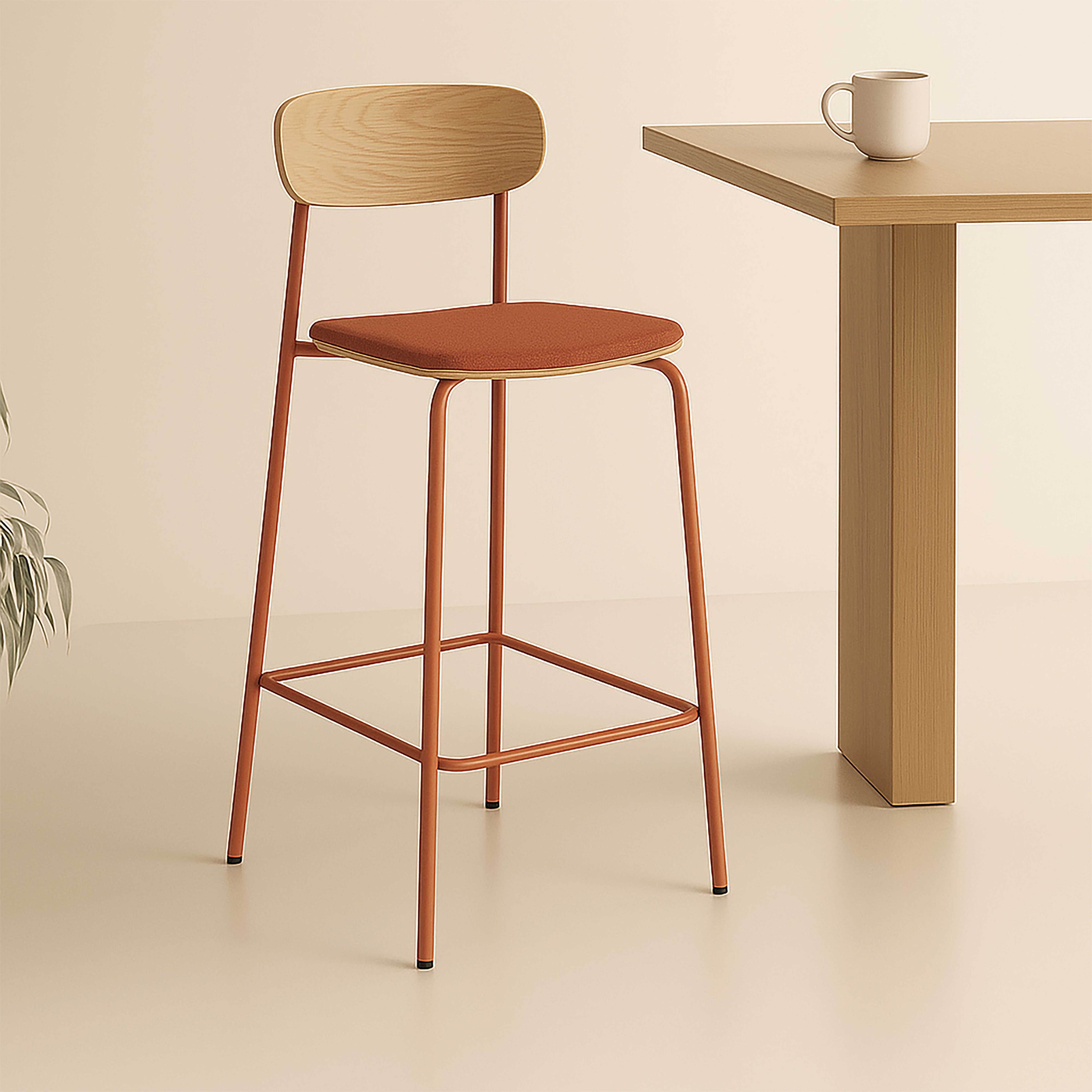 Ein moderner Barhocker mit Holzrücken und Sitz. Daneben steht ein Tisch mit einer Tasse.