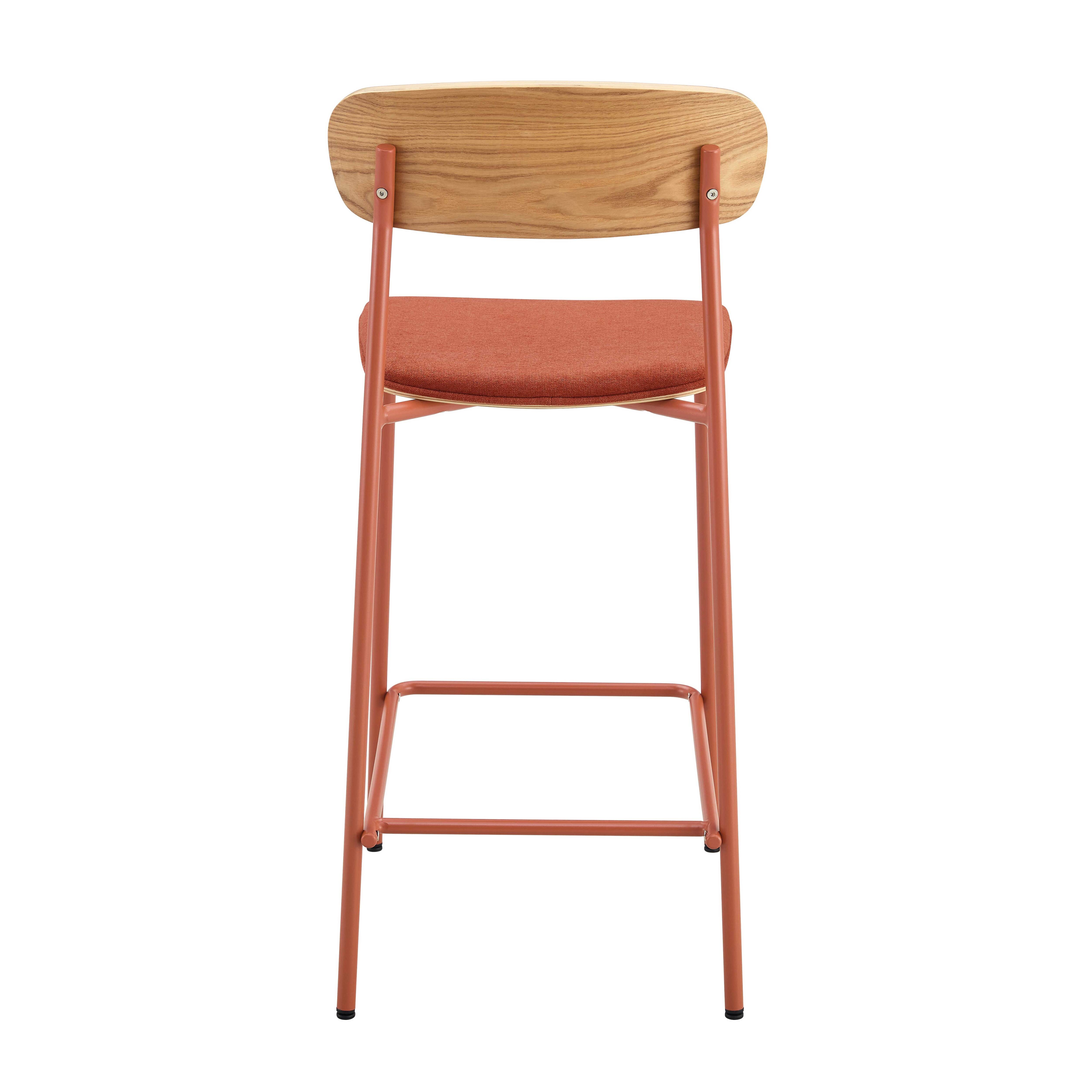 Ein hoher Barhocker mit Holzlehne, orangefarbenem Sitz und orangefarbenem Metallrahmen, vor weißem Hintergrund.