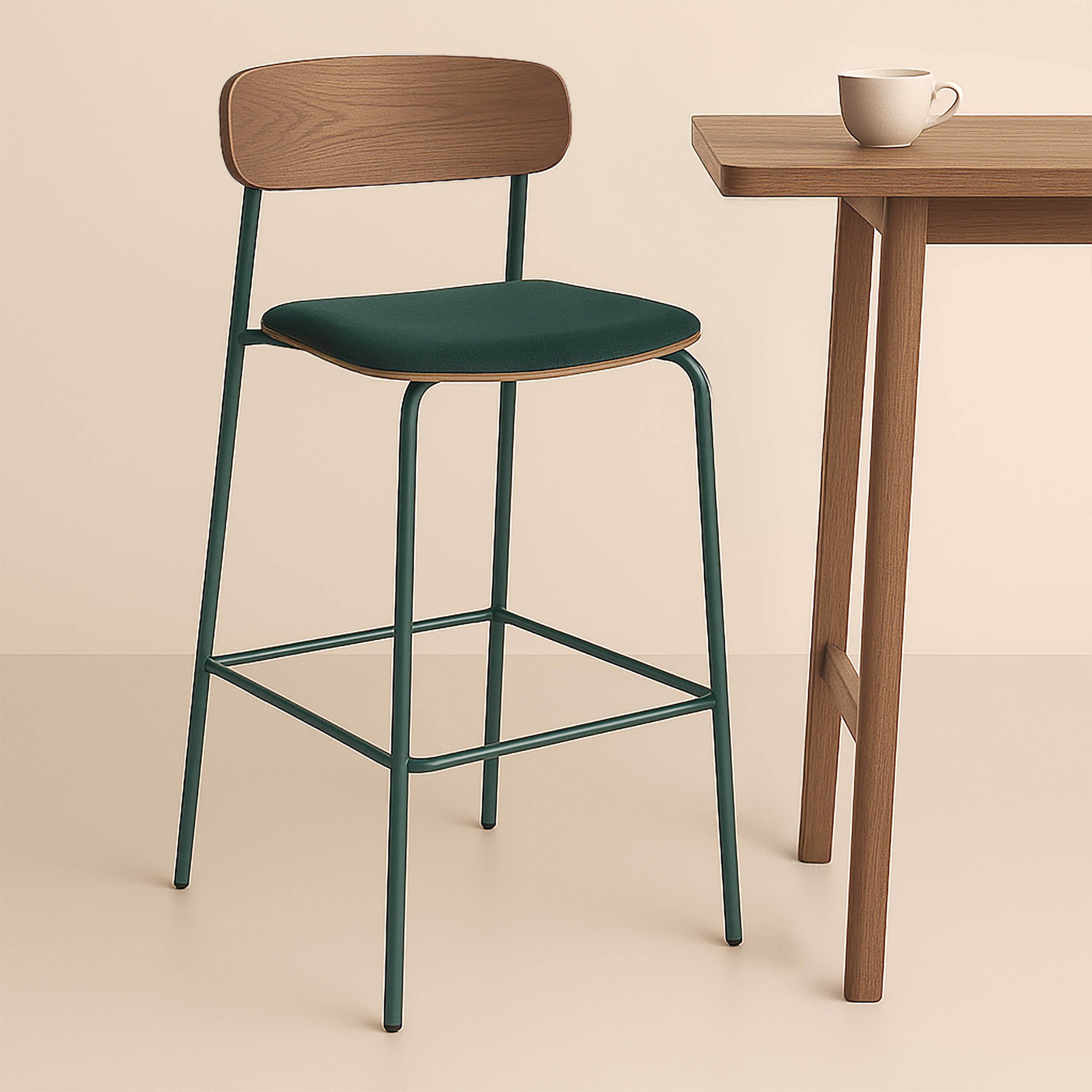 Ein Barhocker mit Holzlehne und Sitz mit grünem Stoff, ein Tisch und eine Tasse Kaffee.