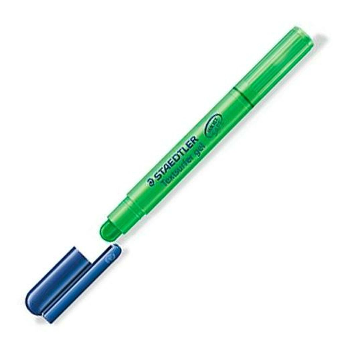 Ein grüner Textmarker mit abgenommenem blauen Deckel. Der Stift ist mit 'STAEDTLER Textsurfer gel' beschriftet.