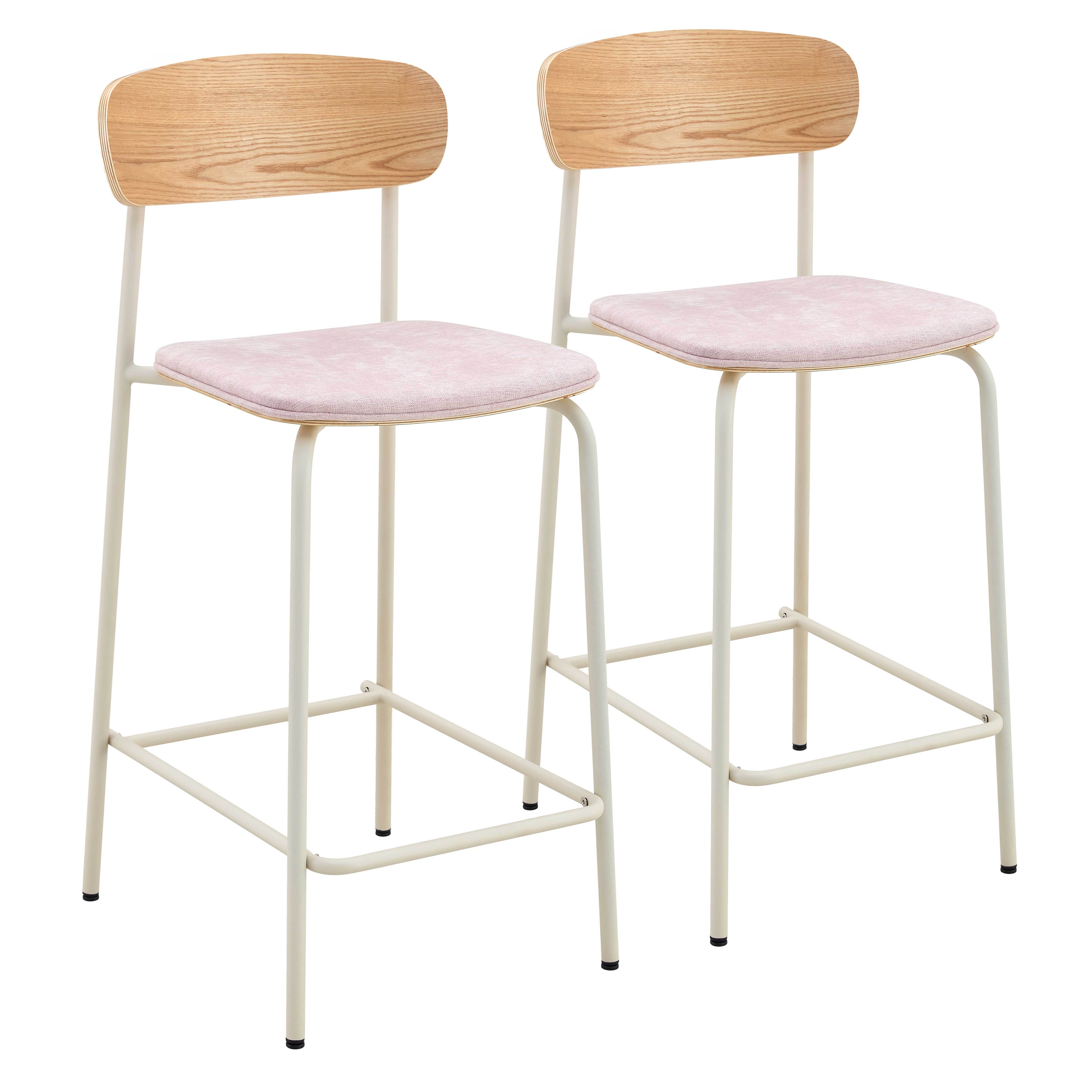 Zwei Barhocker auf weißem Hintergrund. Sie haben Holzlehnen und hellrosa Sitze mit cremefarbenen Metallrahmen.